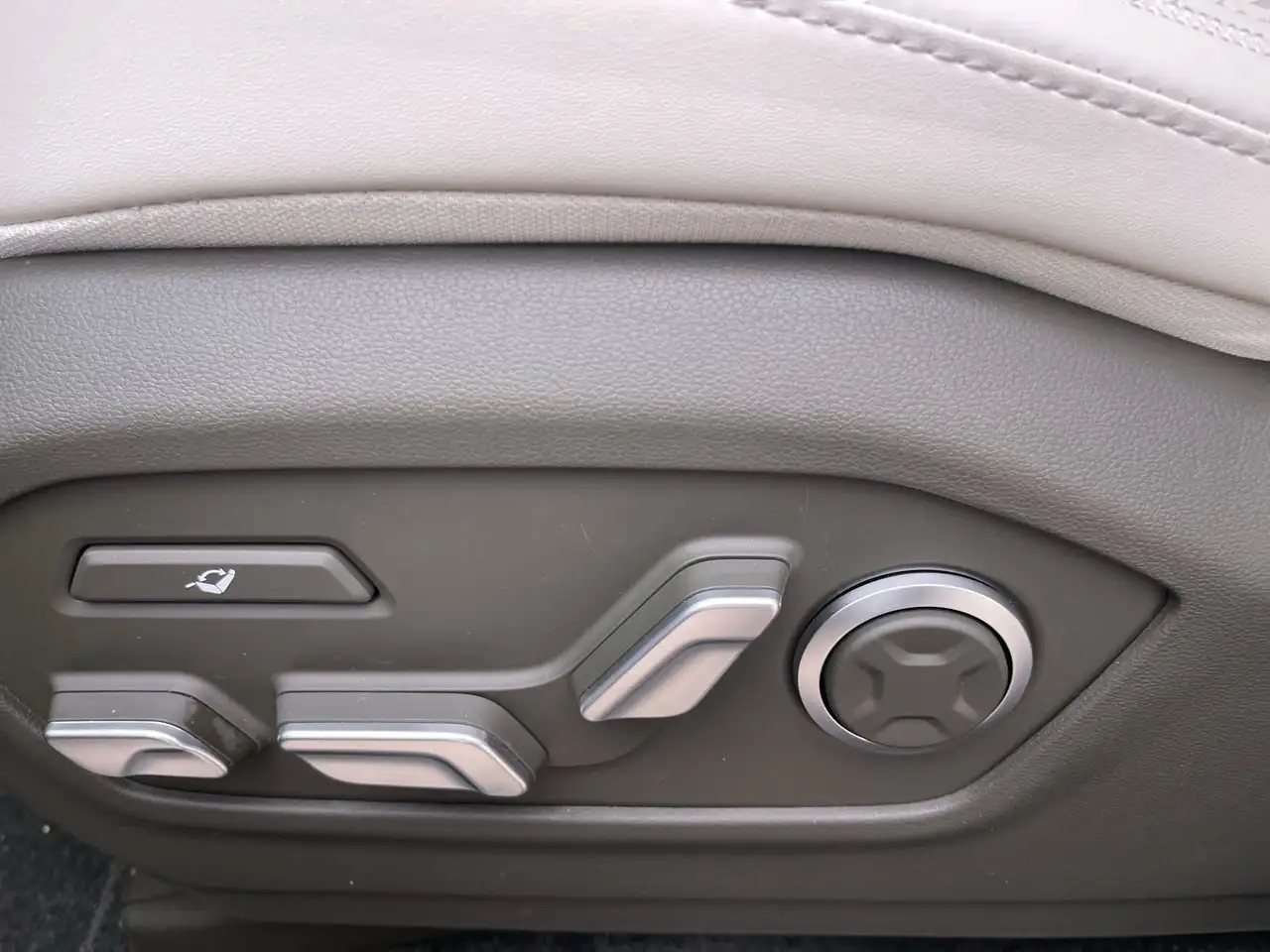 Hyundai SANTA FE photo Hyundai SANTA FE