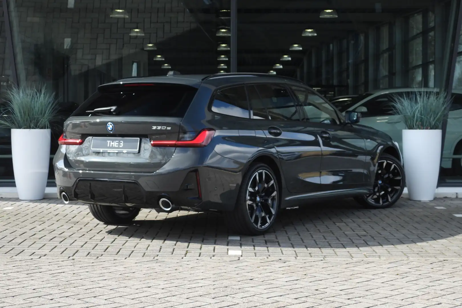 BMW 330 3 Serie Touring 330e High Executive M Sport Automa Grijs - 2