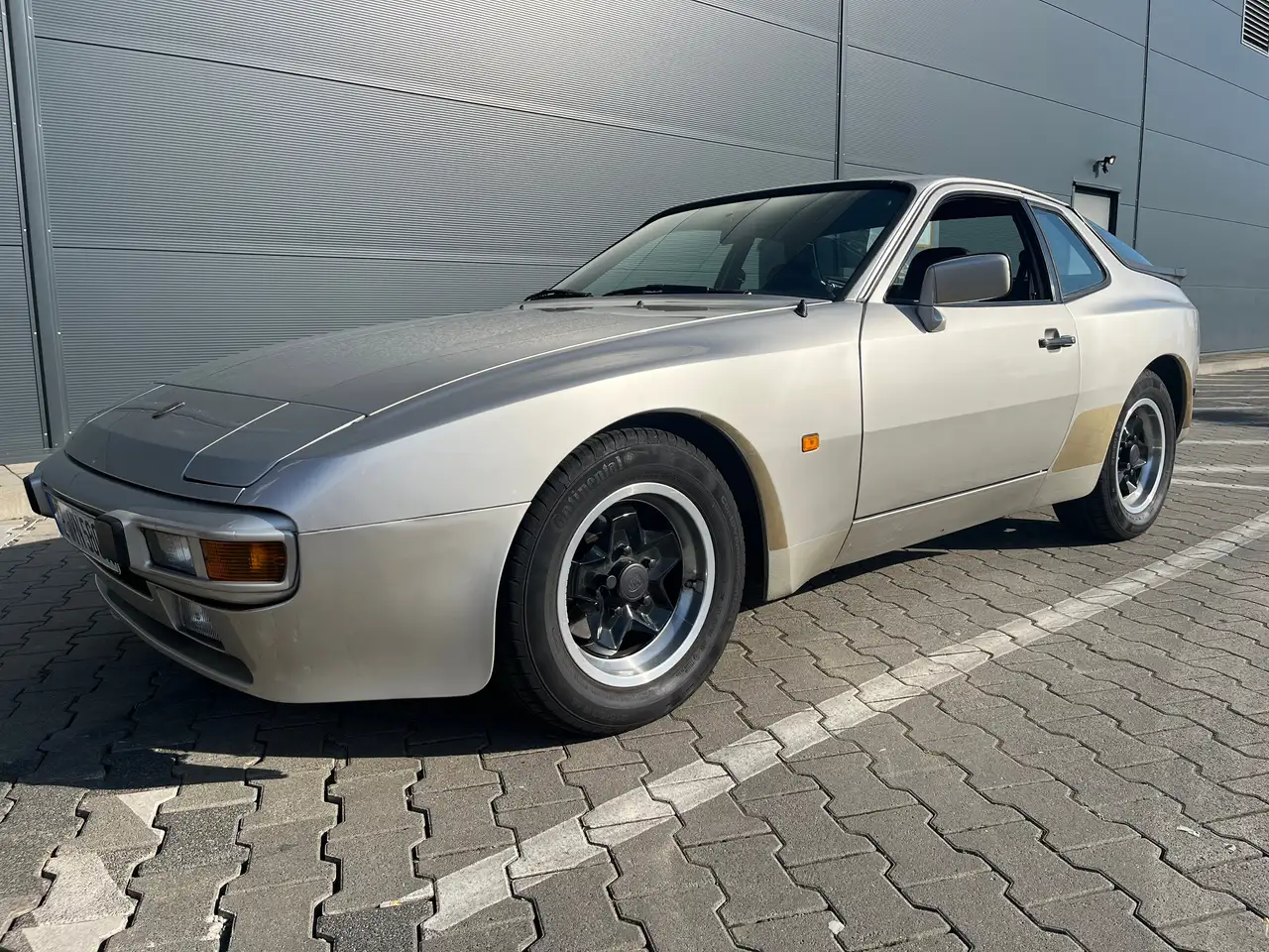 Porsche 944