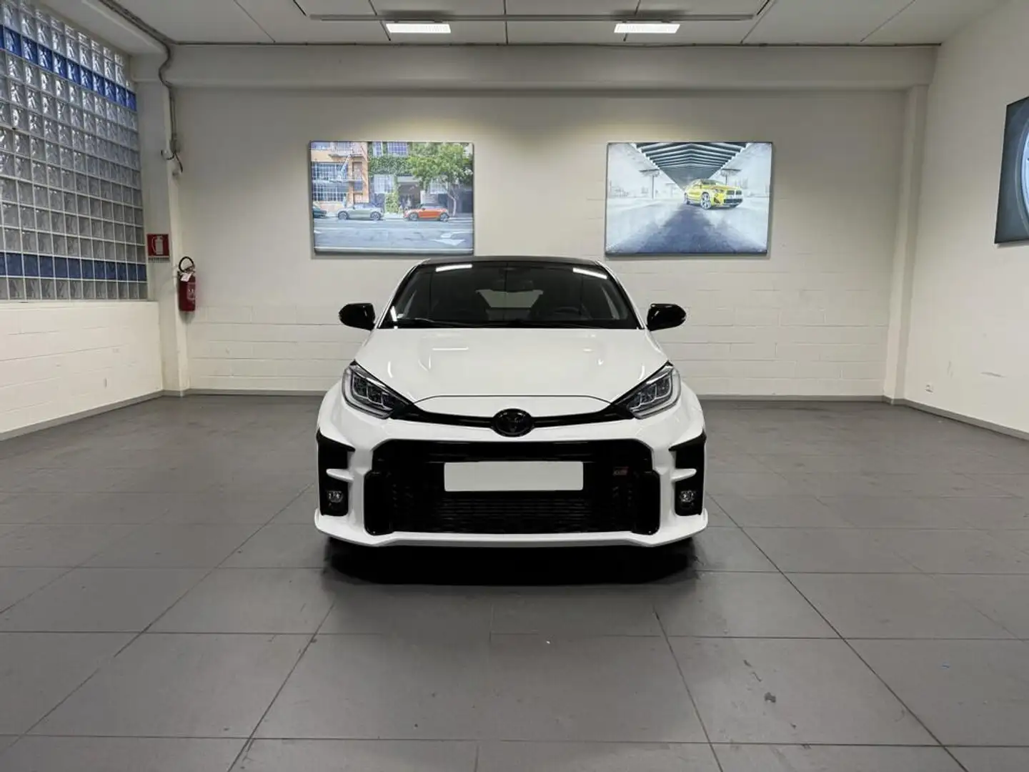 Toyota Yaris 1.6 Circuit Weiß - 1