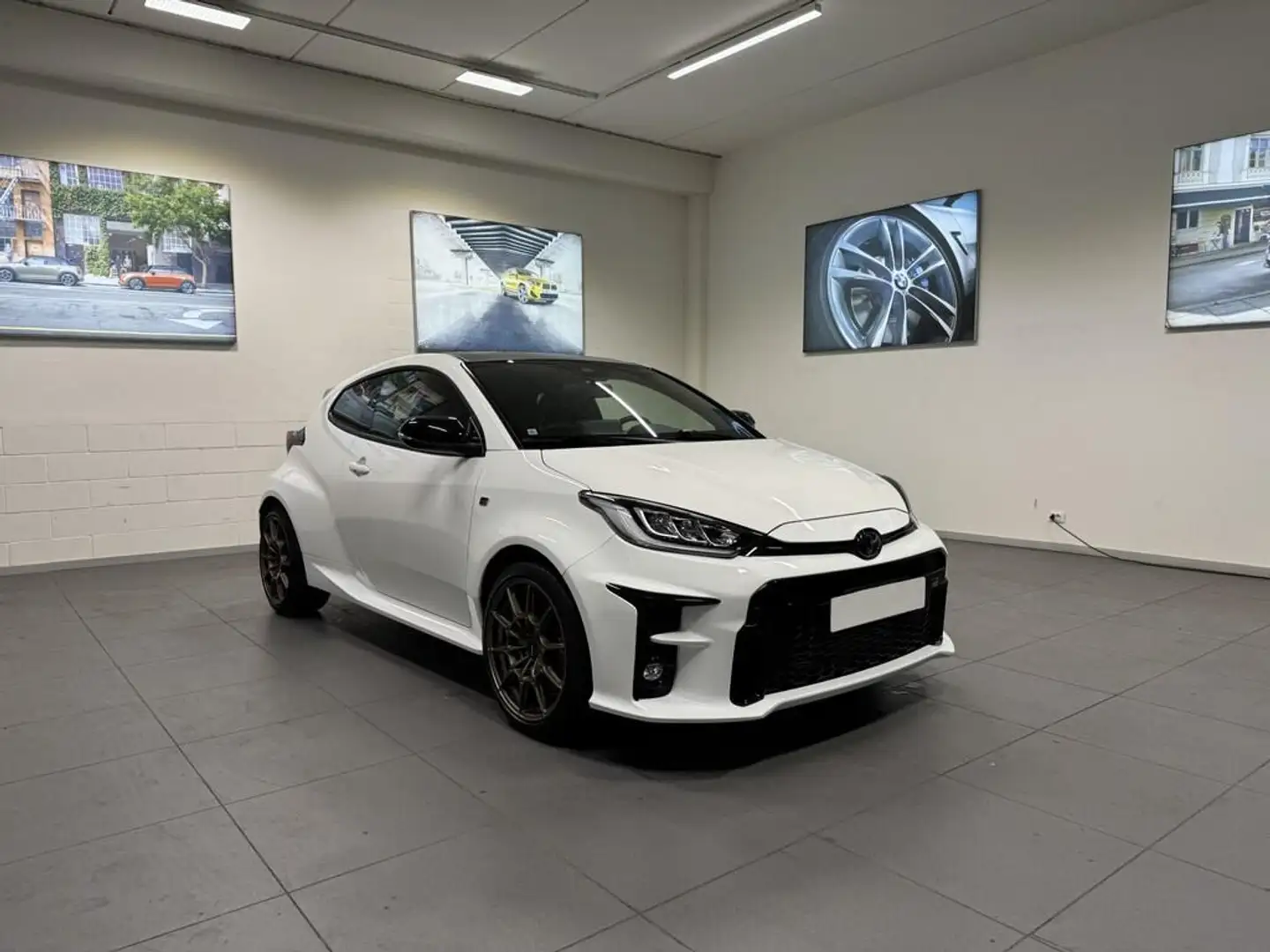 Toyota Yaris 1.6 Circuit Weiß - 2