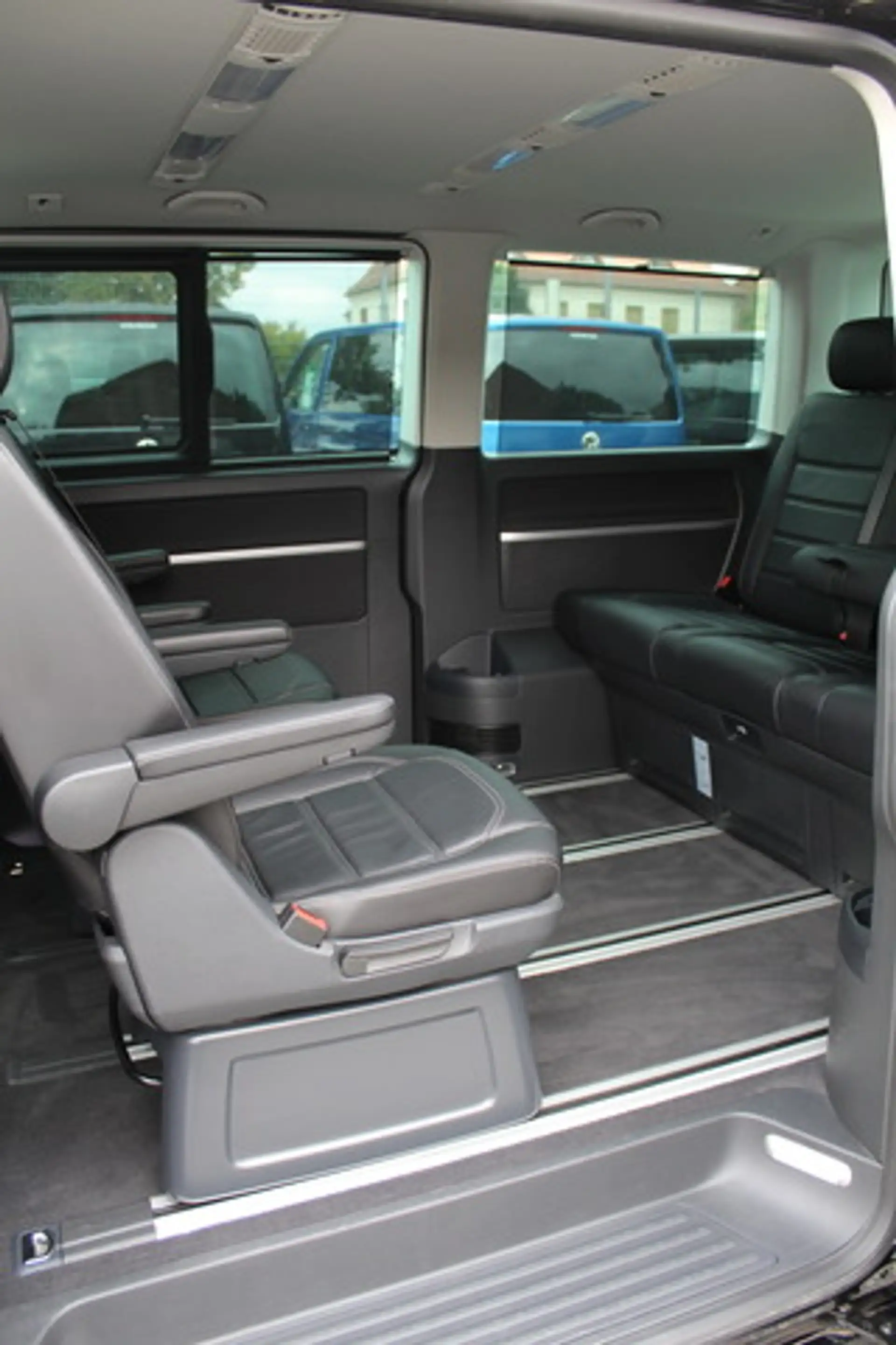 Volkswagen T6.1 Multivan Comfortline 150PS DSG AHK Standhzg — photo 14