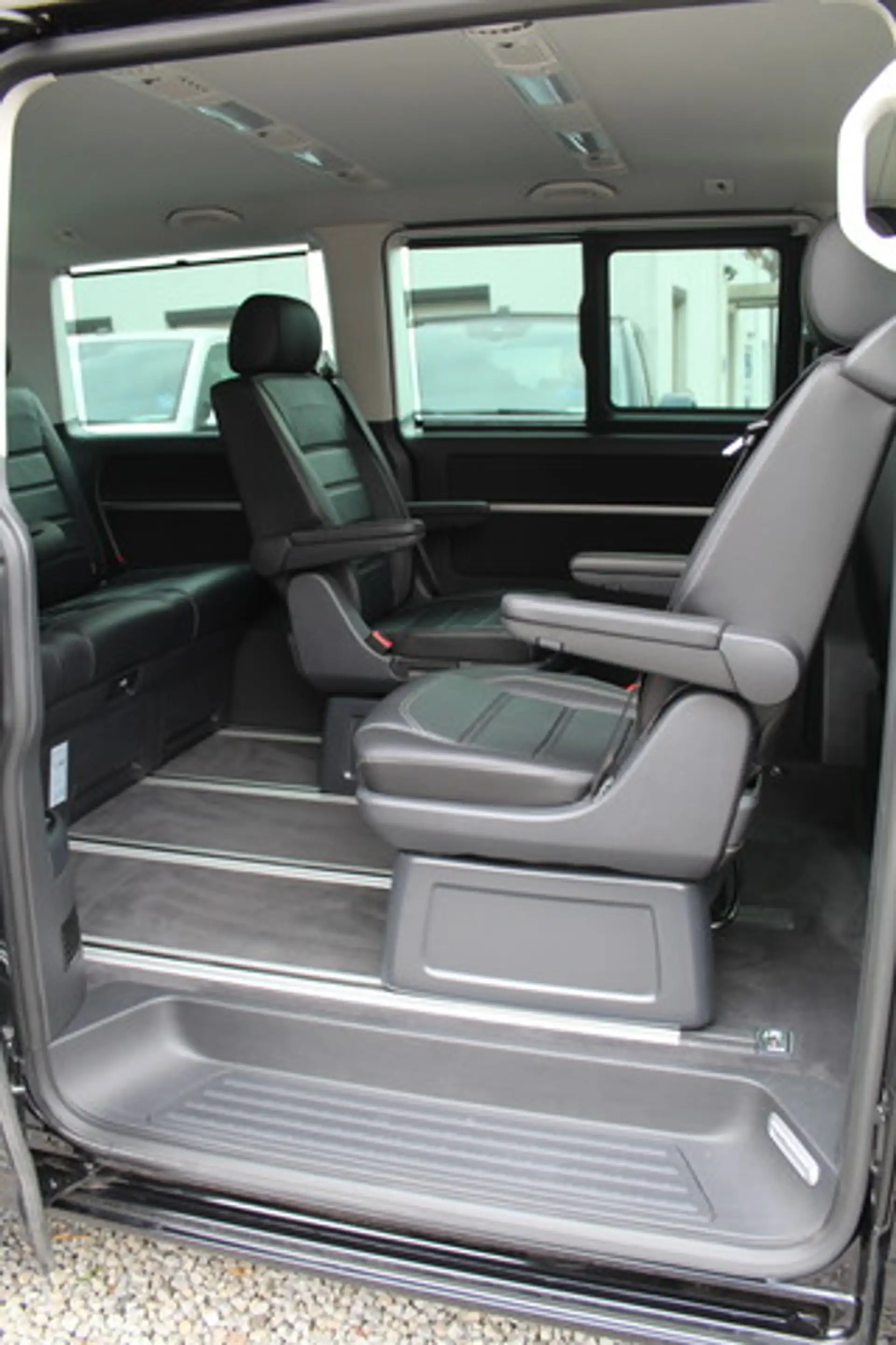 Volkswagen T6.1 Multivan Comfortline 150PS DSG AHK Standhzg — photo 12
