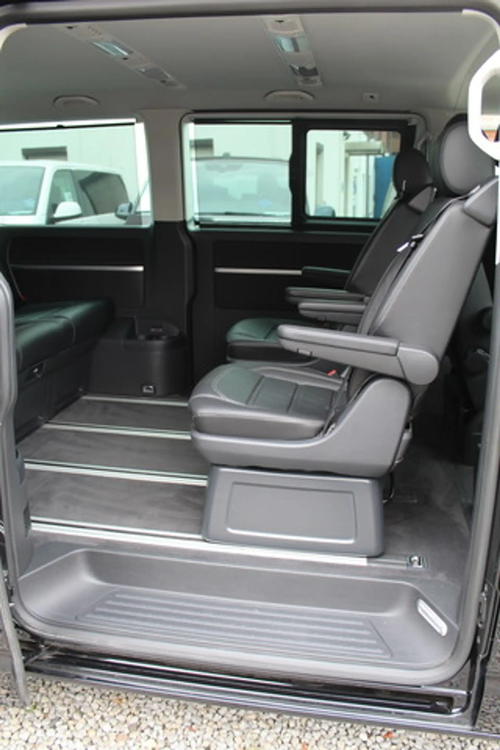 Volkswagen T6.1 Multivan Comfortline 150PS DSG AHK Standhzg — photo 13