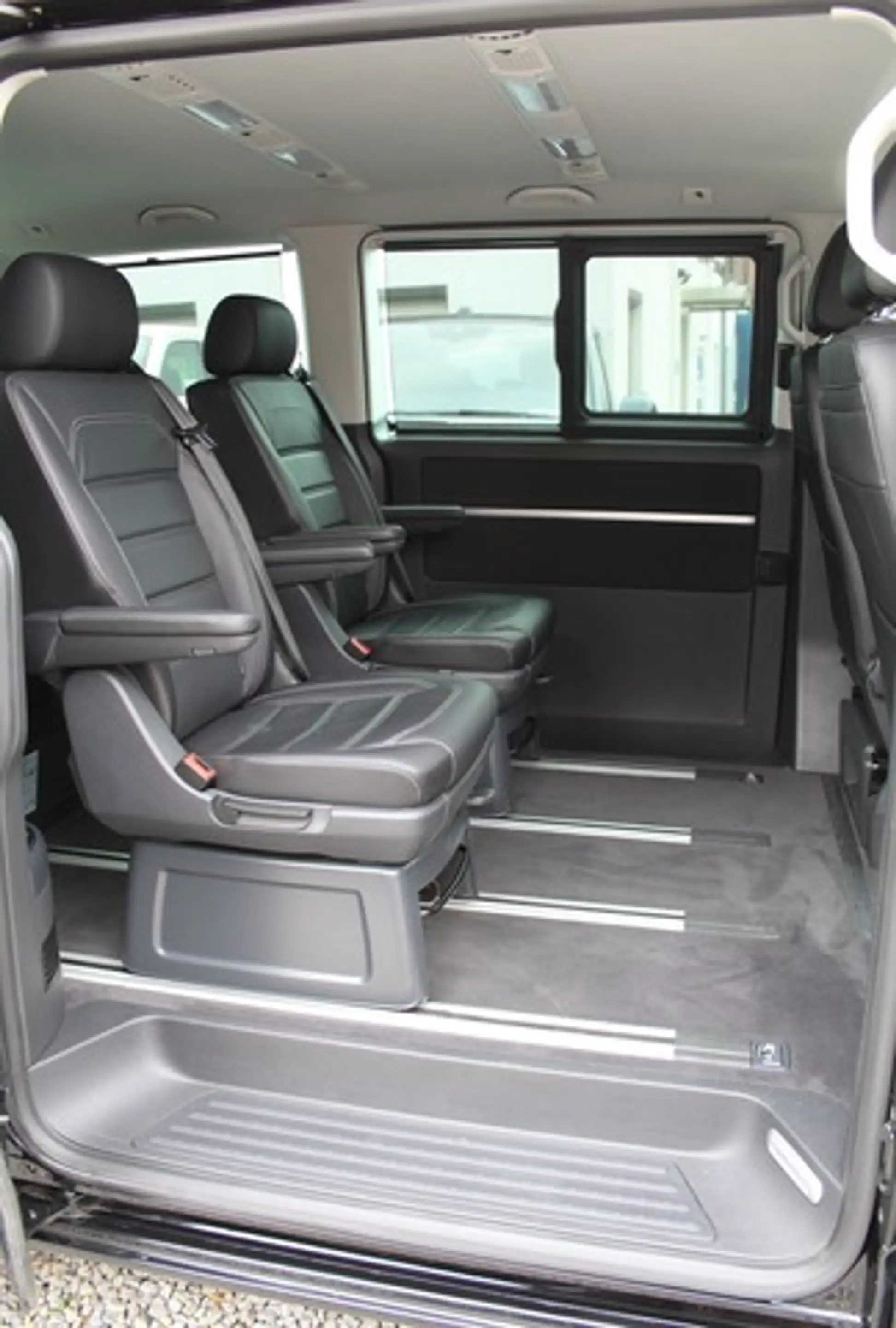 Volkswagen T6.1 Multivan Comfortline 150PS DSG AHK Standhzg — photo 11