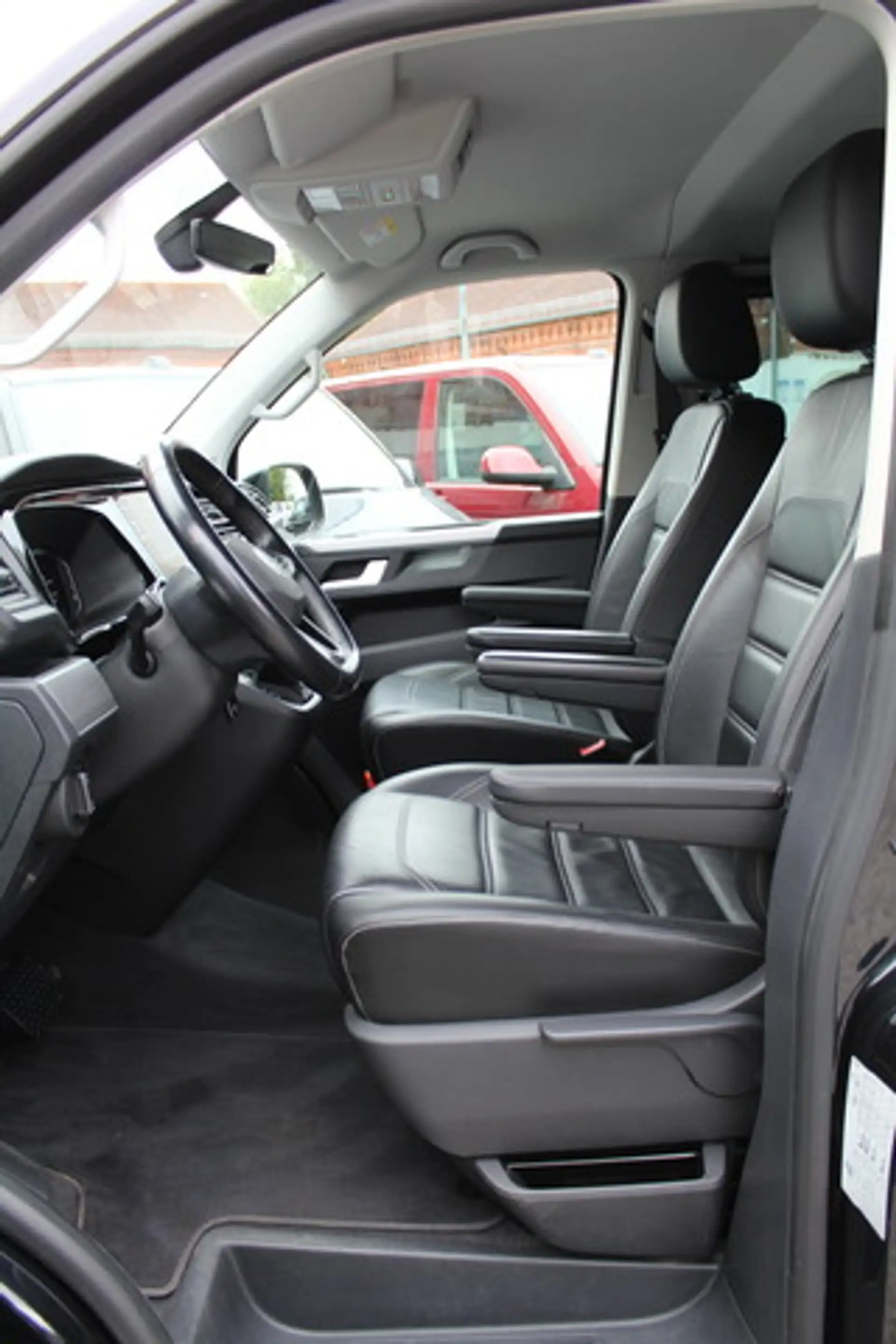 Volkswagen T6.1 Multivan Comfortline 150PS DSG AHK Standhzg — photo 4