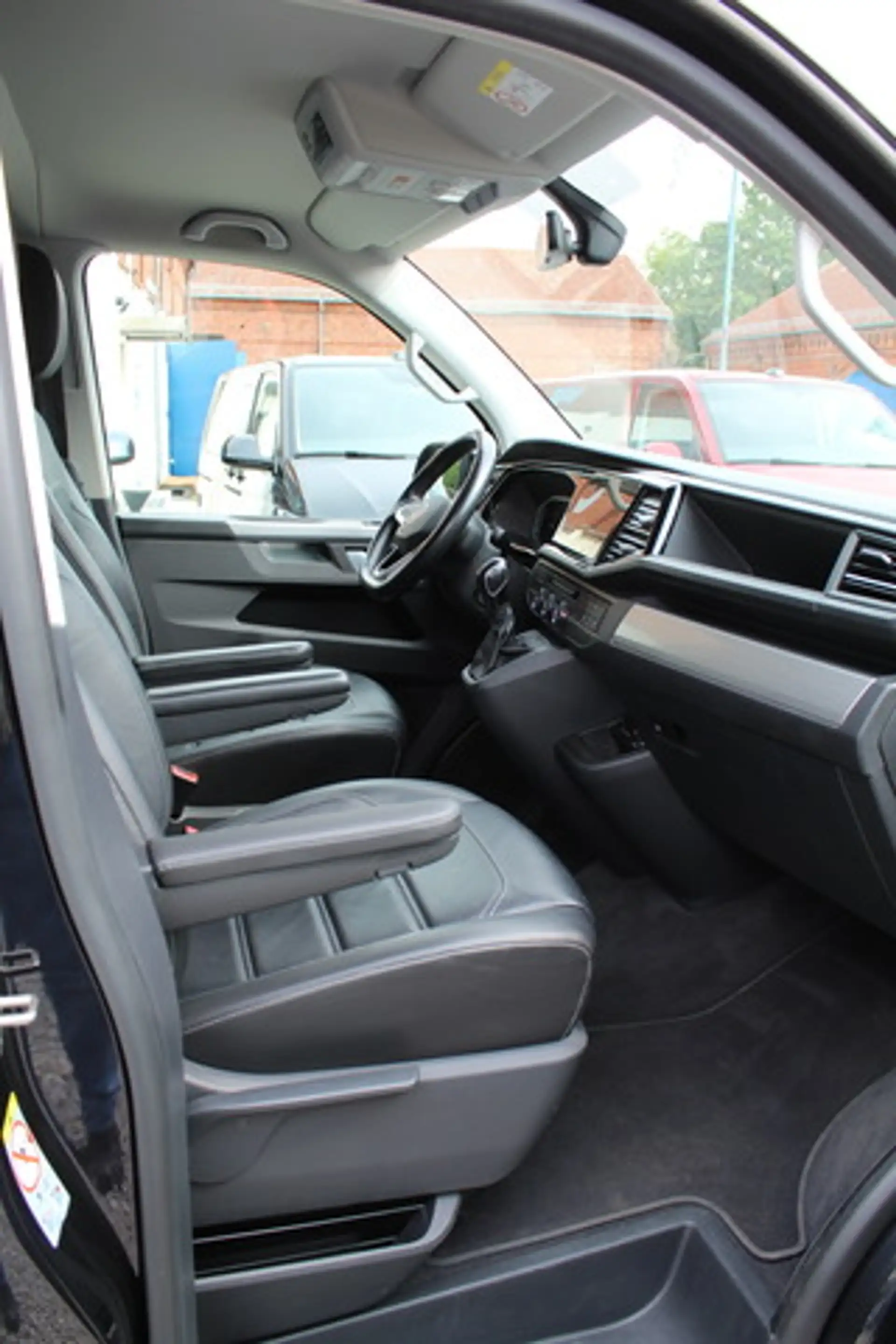 Volkswagen T6.1 Multivan Comfortline 150PS DSG AHK Standhzg — photo 9