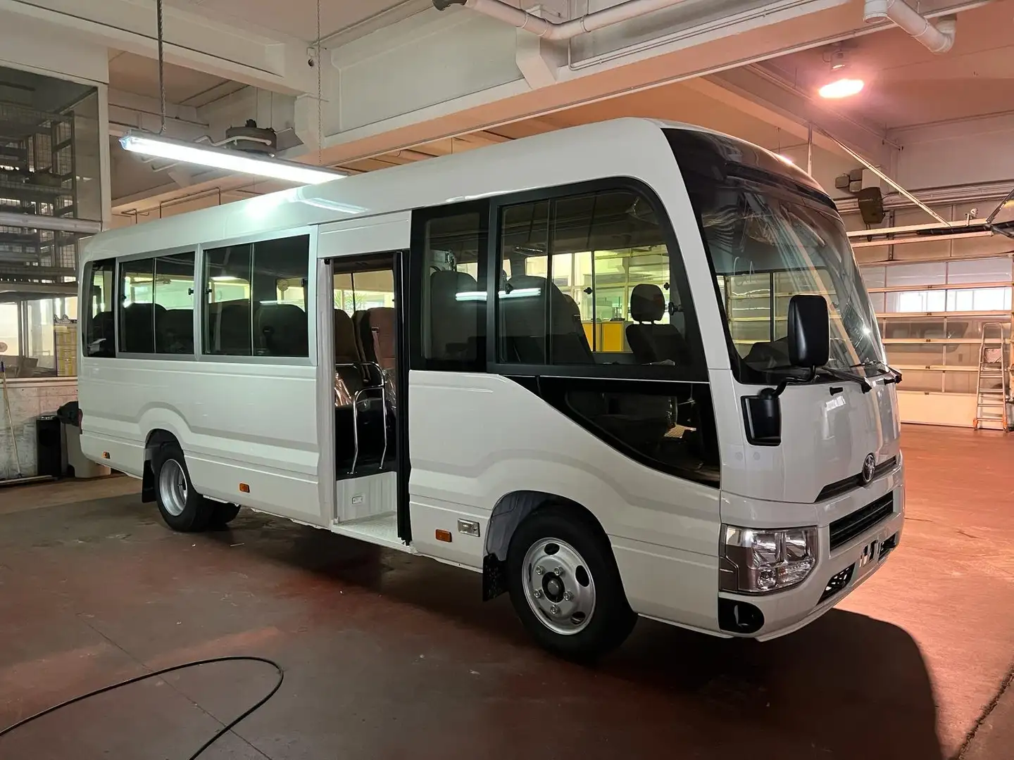 Toyota Coaster 30 SEATS - 2