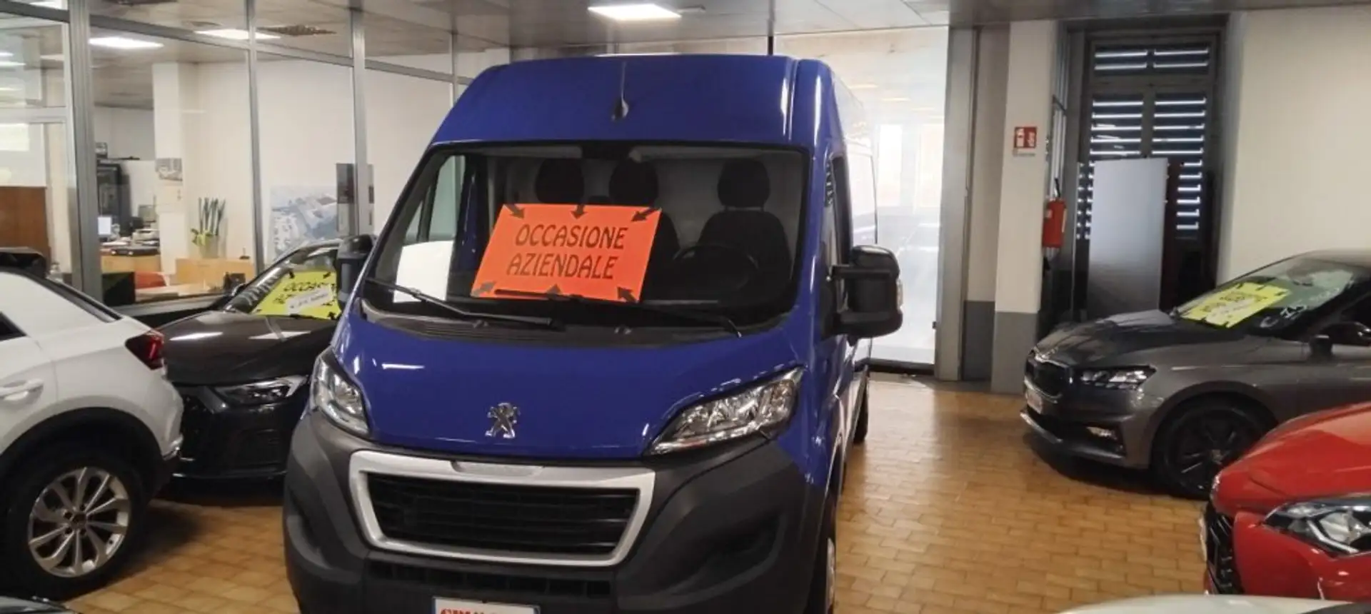 Peugeot Boxer 2.2 BlueHDi Furgone Premium Blauw - 2