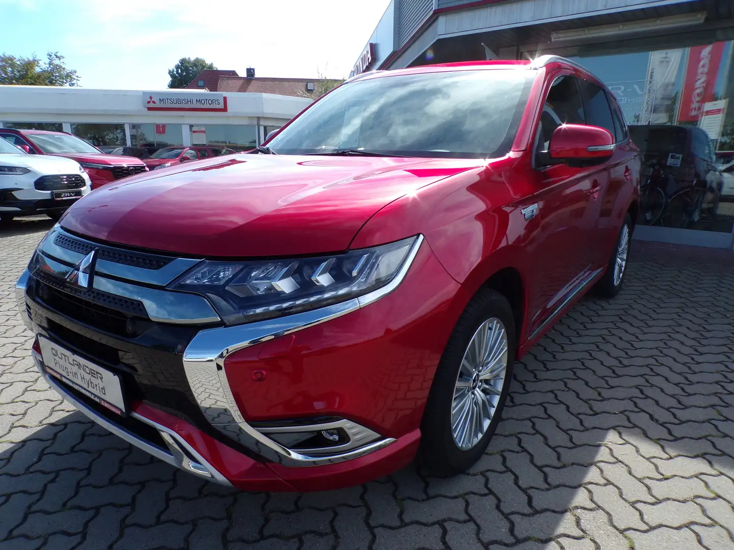 Mitsubishi Outlander PHEV Plus Spirit 4WD Rot - 1