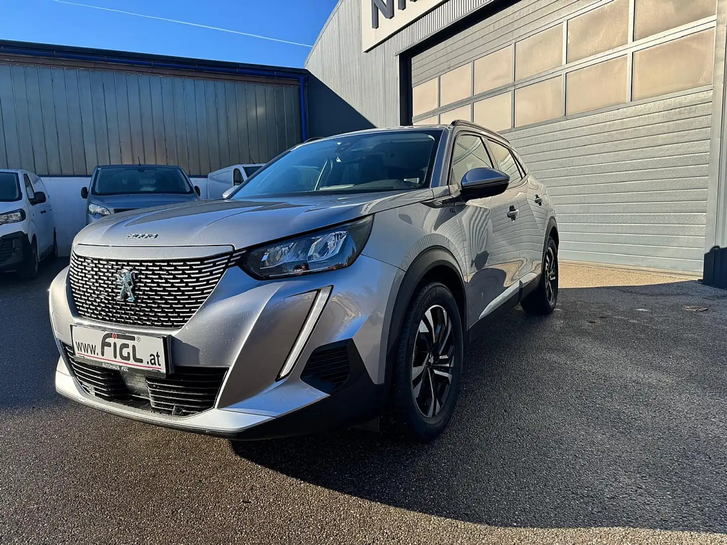 Peugeot e-2008 50kWh Allure 8-fach bereift Grau - 2