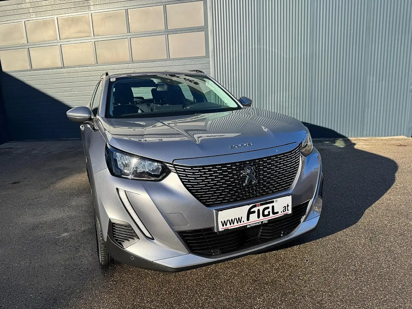 Peugeot e-2008 50kWh Allure 8-fach bereift Grau - 1