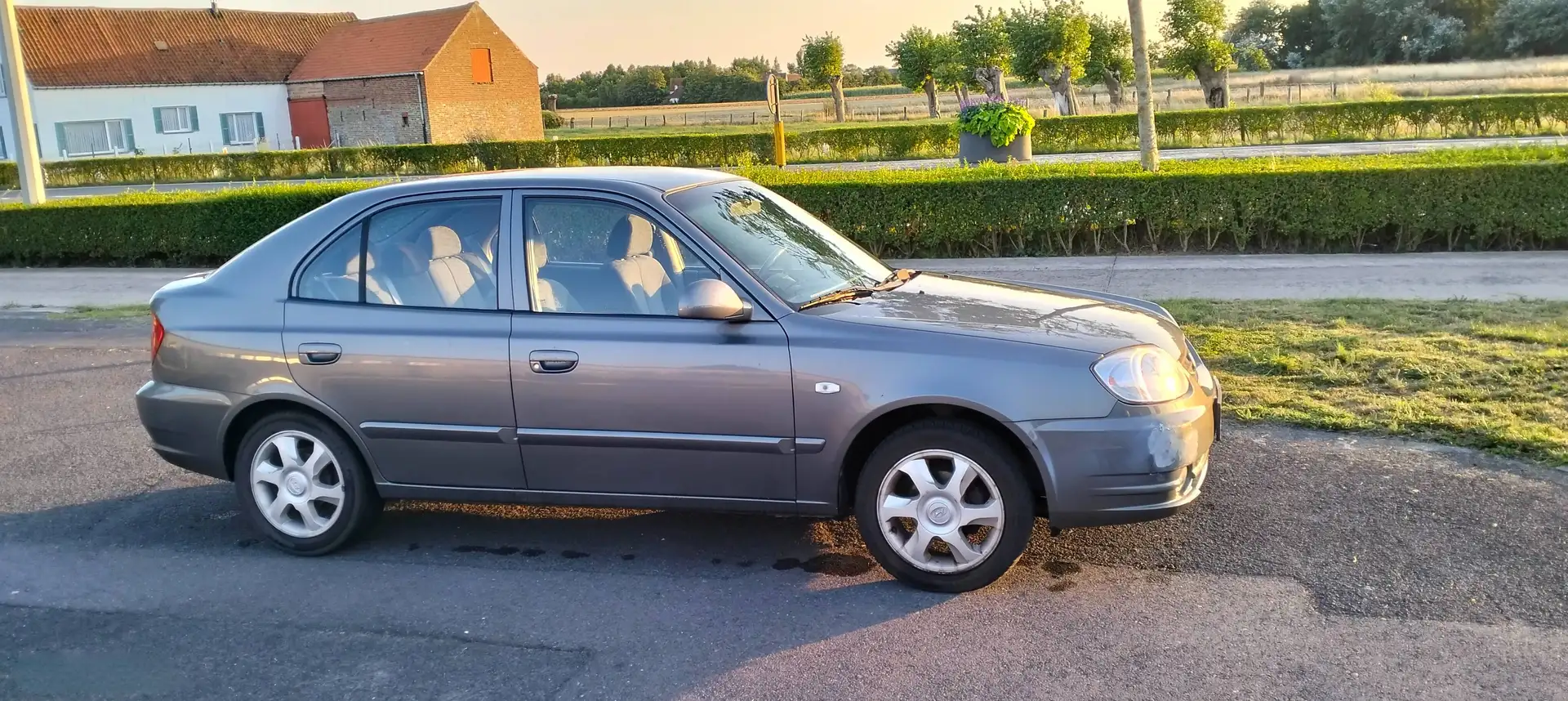 Hyundai ACCENT Accent 1.3i 12v LSi Grau - 2