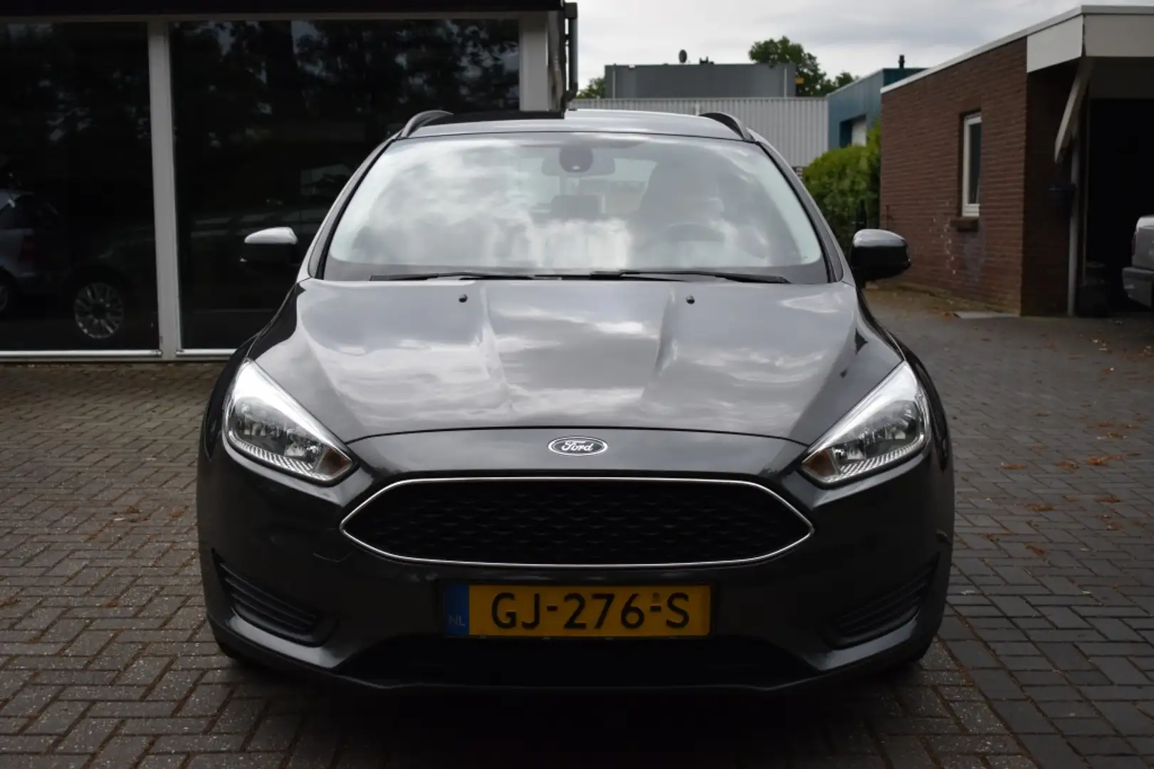 Ford Focus Wagon 1.0 Trend Edition NAVI PDC AIRCO TREKHAAK Grijs - 2