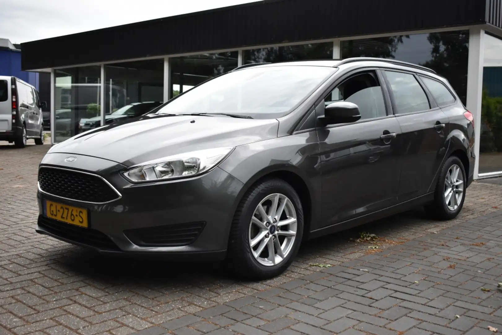 Ford Focus Wagon 1.0 Trend Edition NAVI PDC AIRCO TREKHAAK Grijs - 1