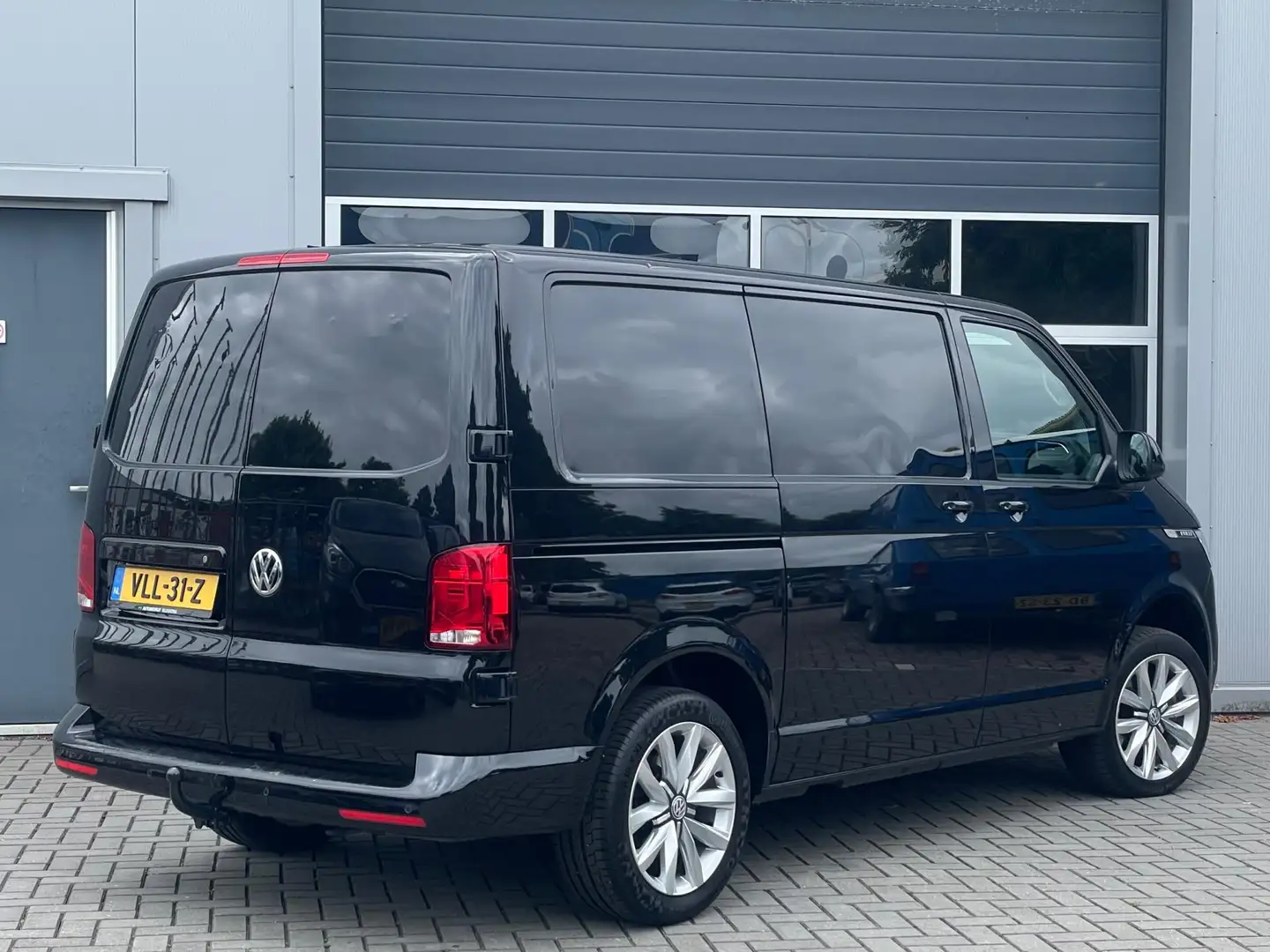 Volkswagen Transporter 2.0 TDI L1H1 DSG | Bulli | Leder | Virtual cockpit Zwart - 2