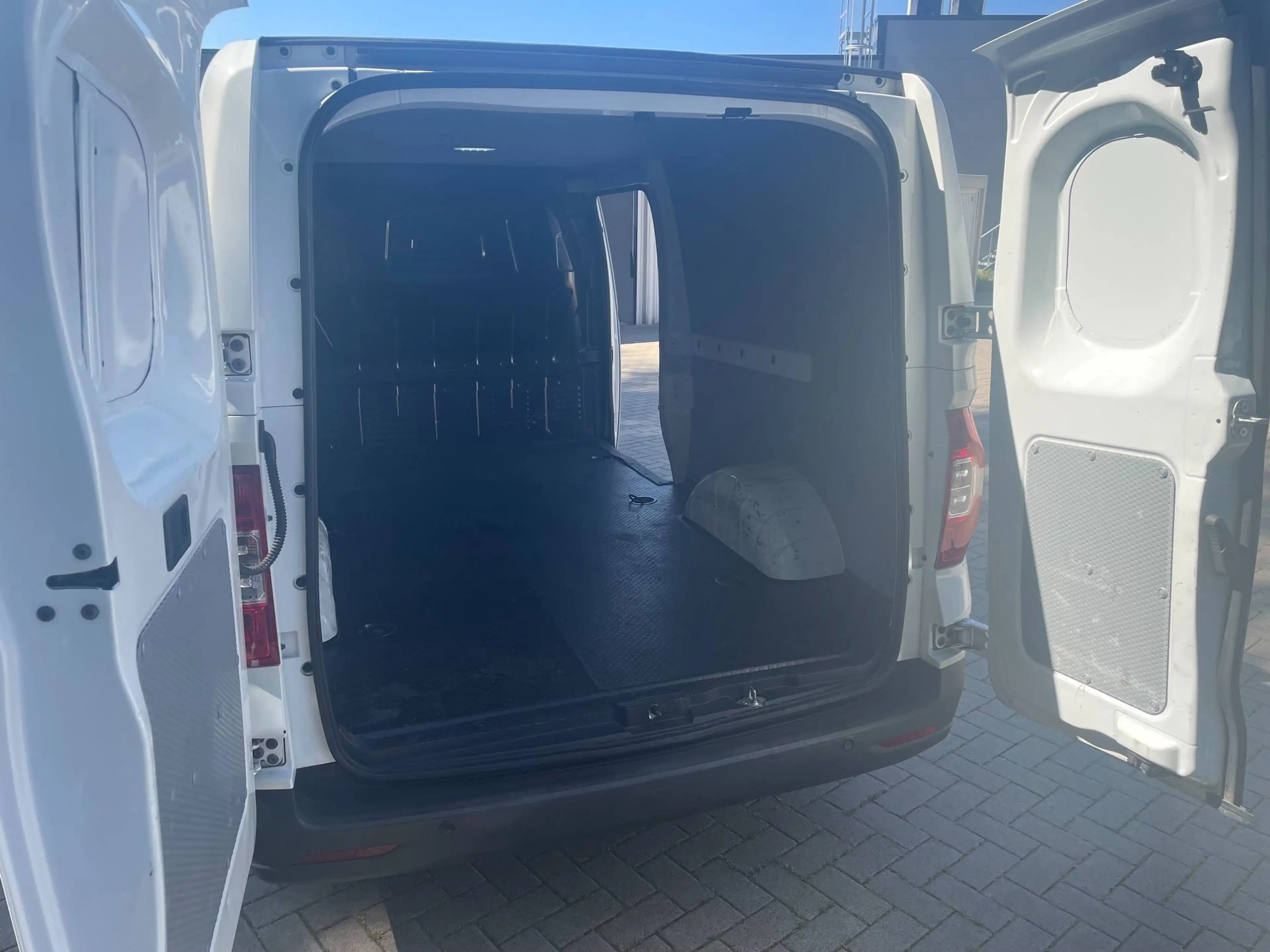 Maxus eDeliver 3 Elektro Transporter — photo 8