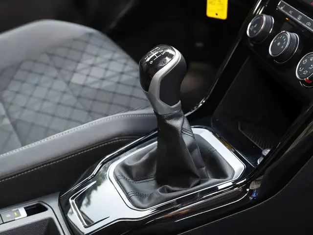 Volkswagen T-Roc view 11