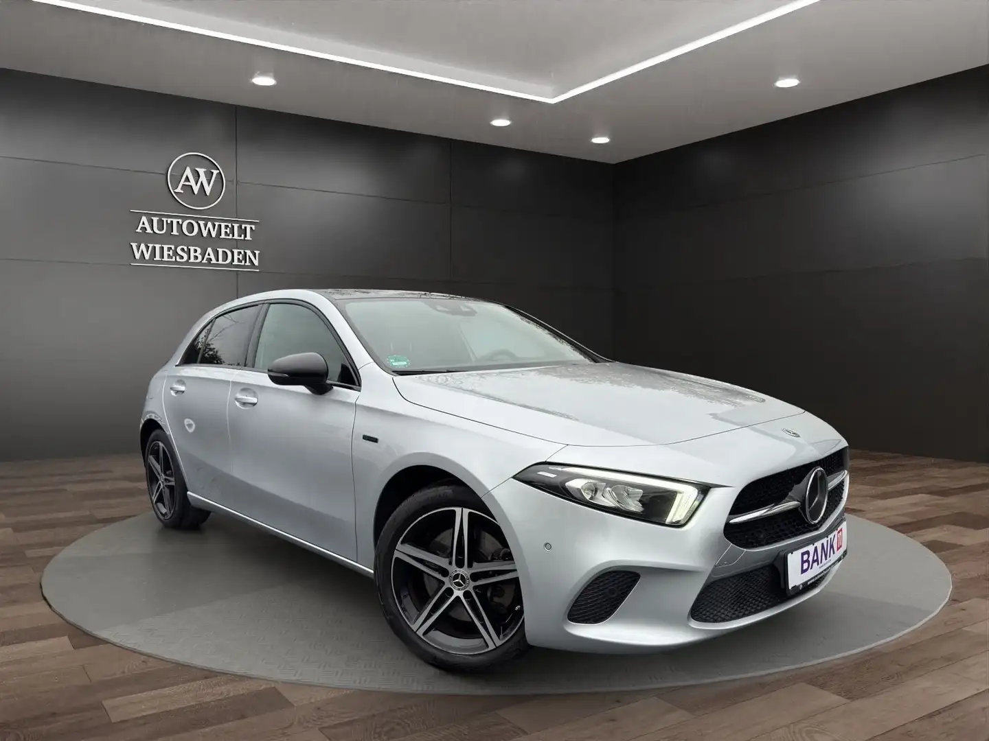 Mercedes-Benz A 250 e | Pano | Burmester | AHK | Argent - 1