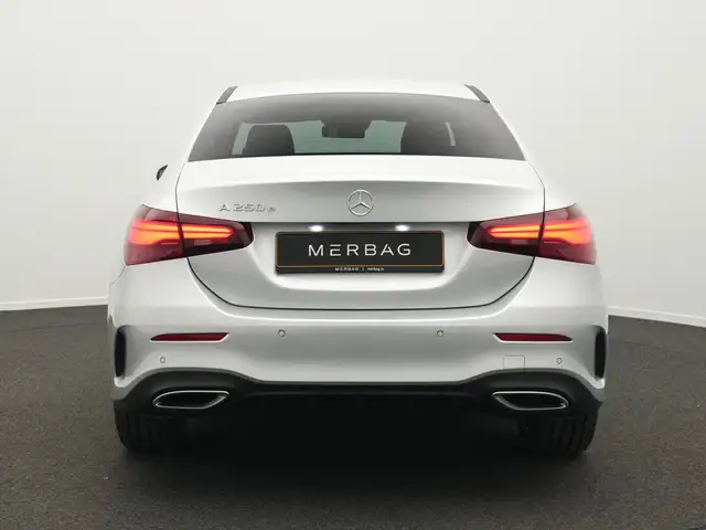 Mercedes-Benz 250 view 4