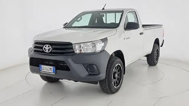 Toyota Hilux 2.4 D-4D SC 2WD M/T