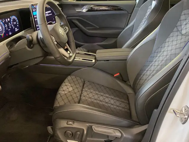 Volkswagen Passat view 11