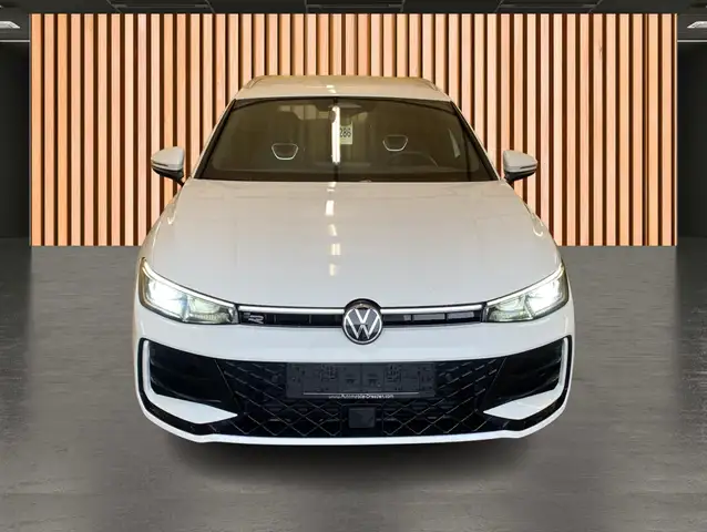 Volkswagen Passat view 4
