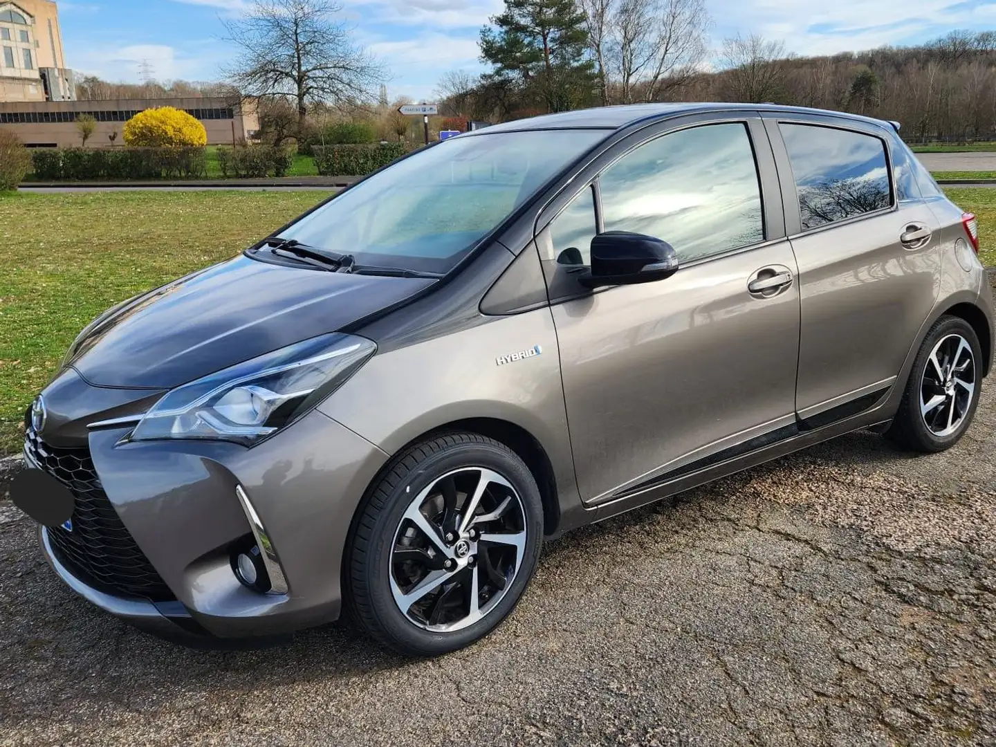 Toyota Yaris Hybride 100h Collection Gris - 1
