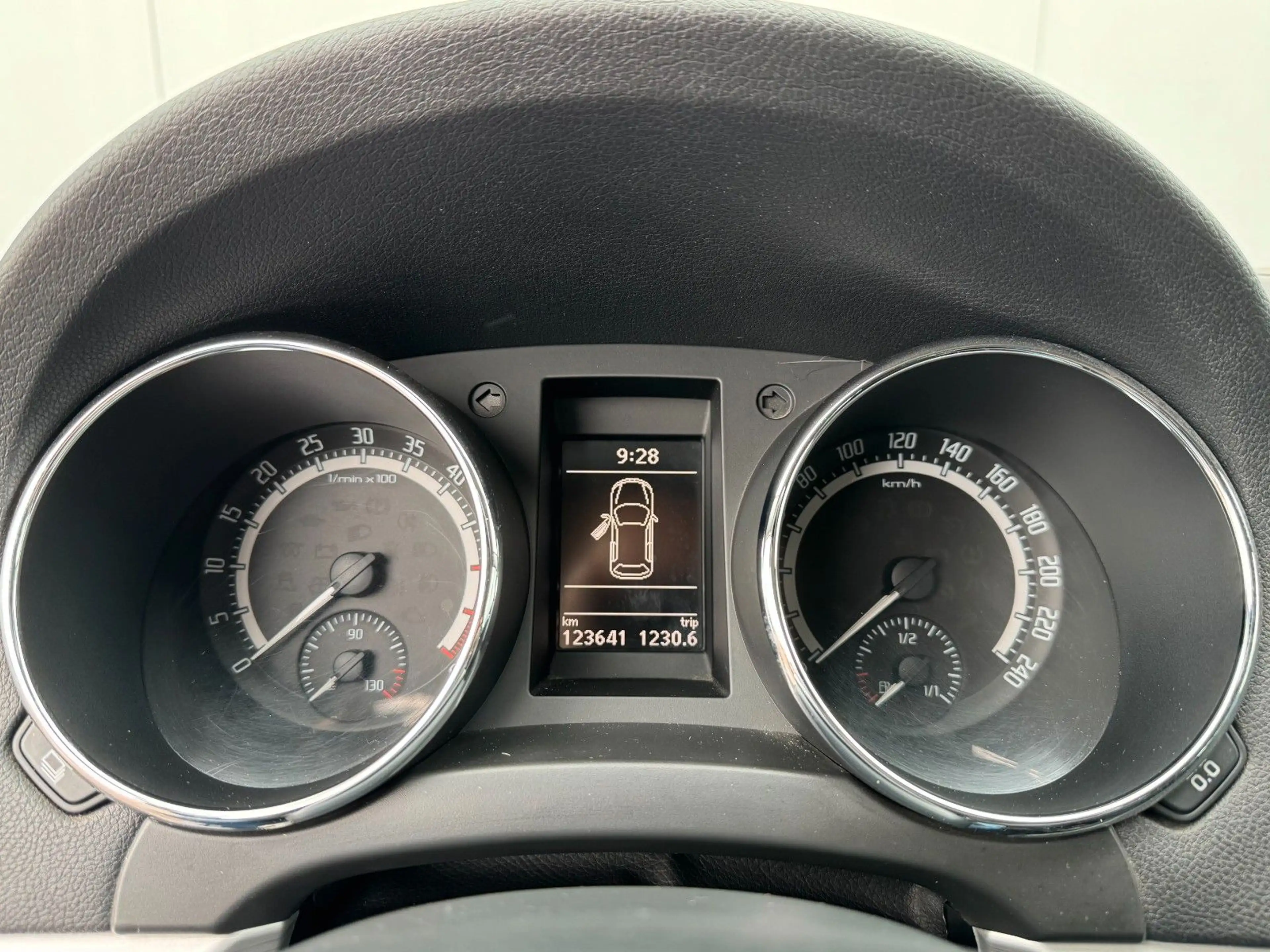 Skoda Yeti 2.0 TDI DSG "Edition"4x4 BI-XENON NAVI AHK — photo 8