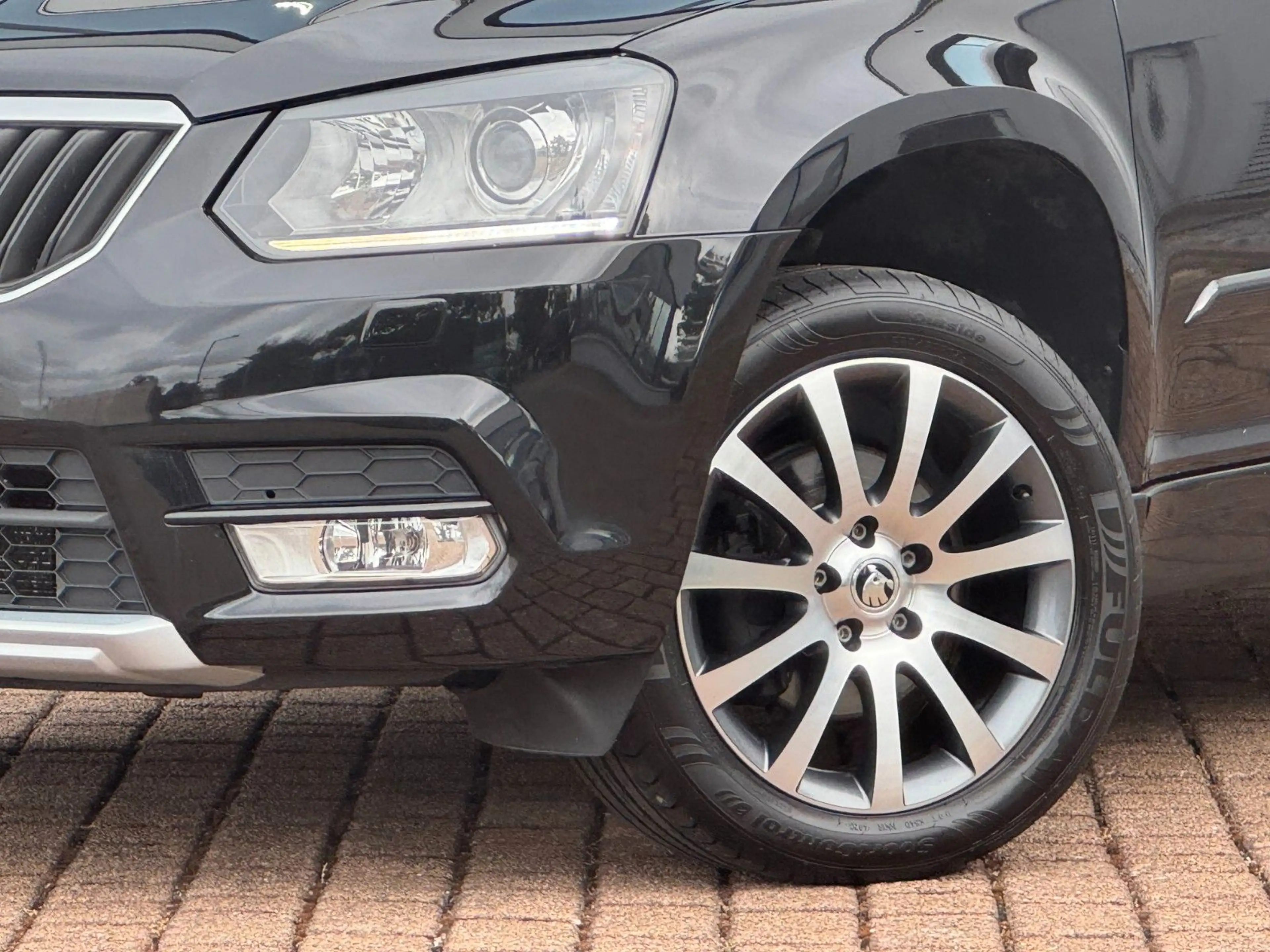 Skoda Yeti 2.0 TDI DSG "Edition"4x4 BI-XENON NAVI AHK — photo 3