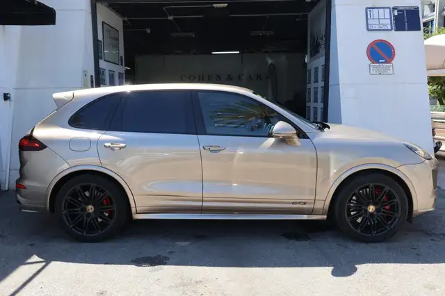 Porsche Cayenne view 4