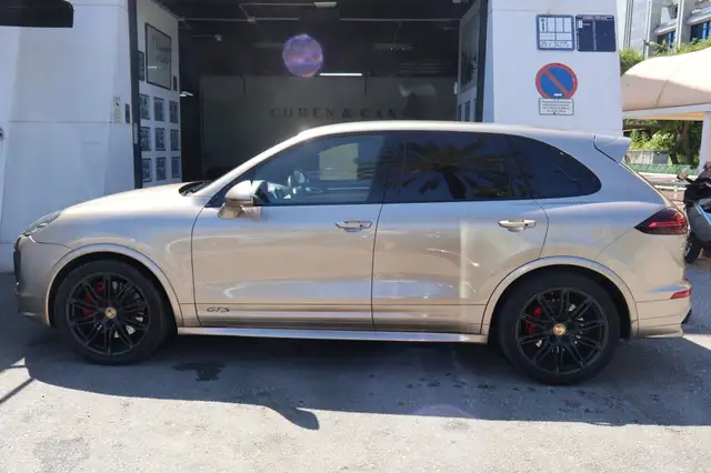 Porsche Cayenne view 8