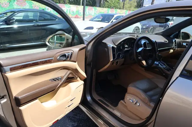Porsche Cayenne view 11