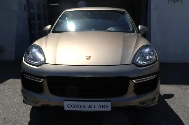Porsche Cayenne view 9