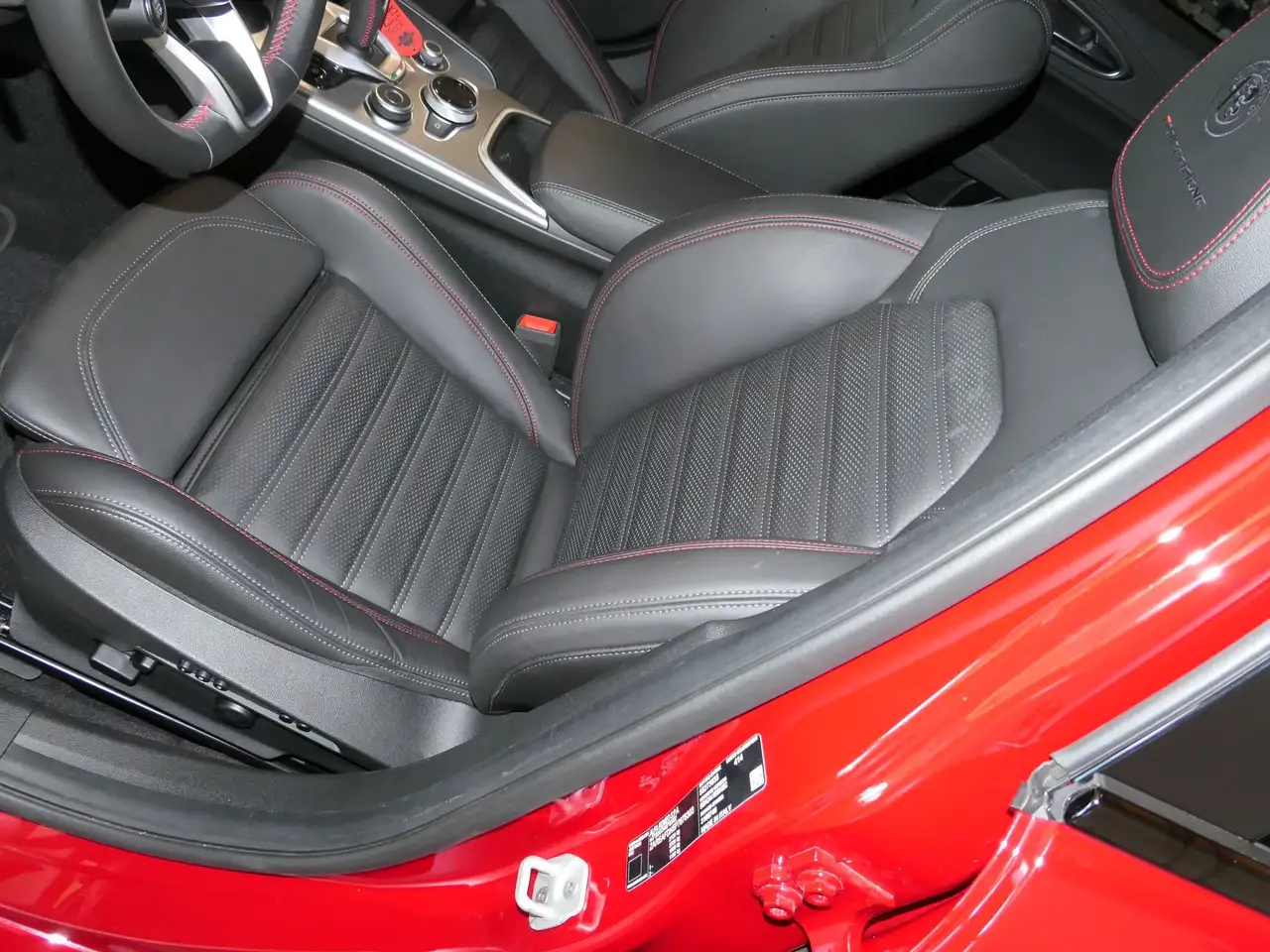 Alfa Romeo Giulia 2023 — фото 10