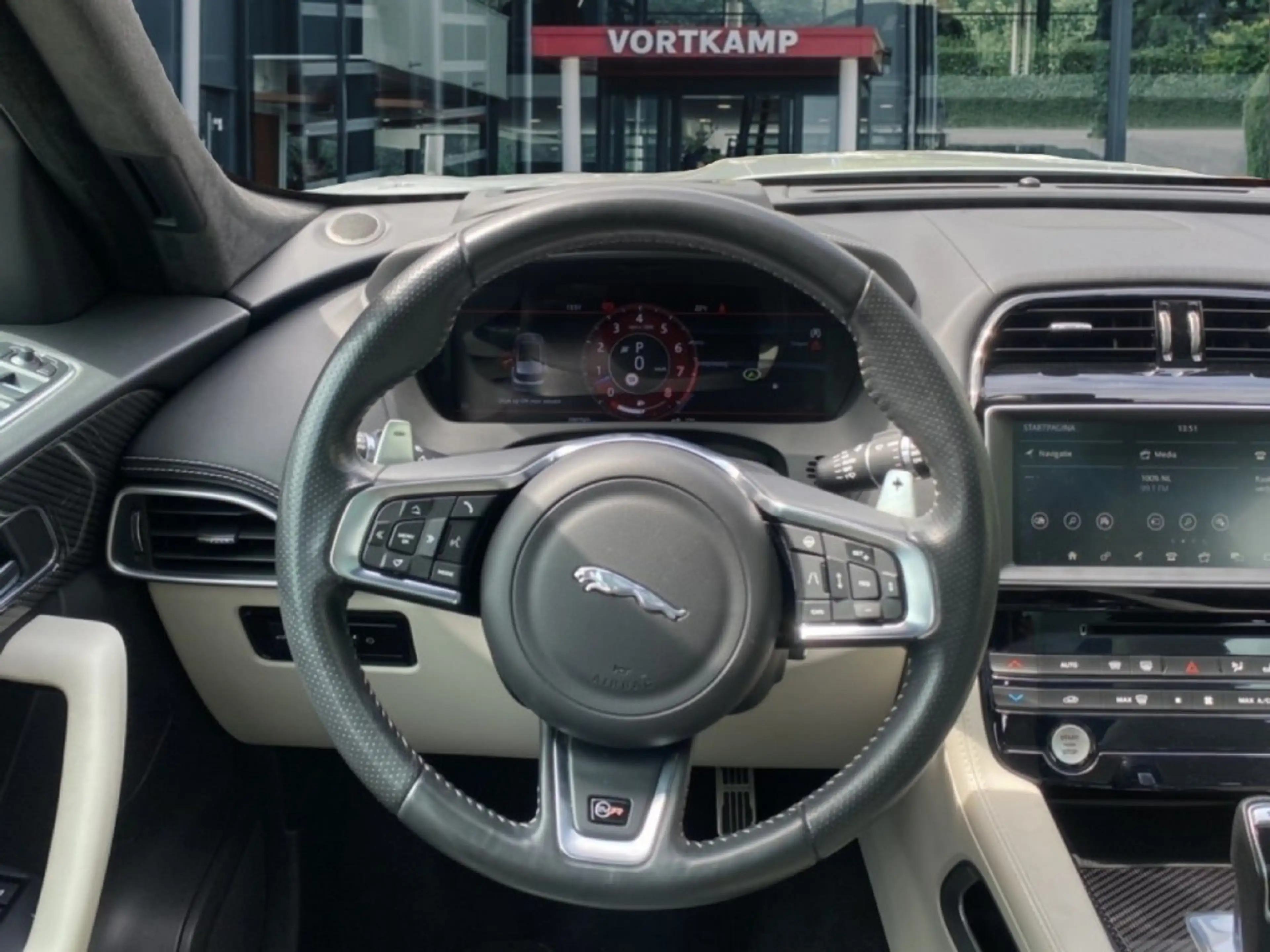 Jaguar F-Pace 5.0 V8 SVR AWD 360-CAM/GLAS-DAK/ELEK-KLEP/MERIDIAN — photo 15