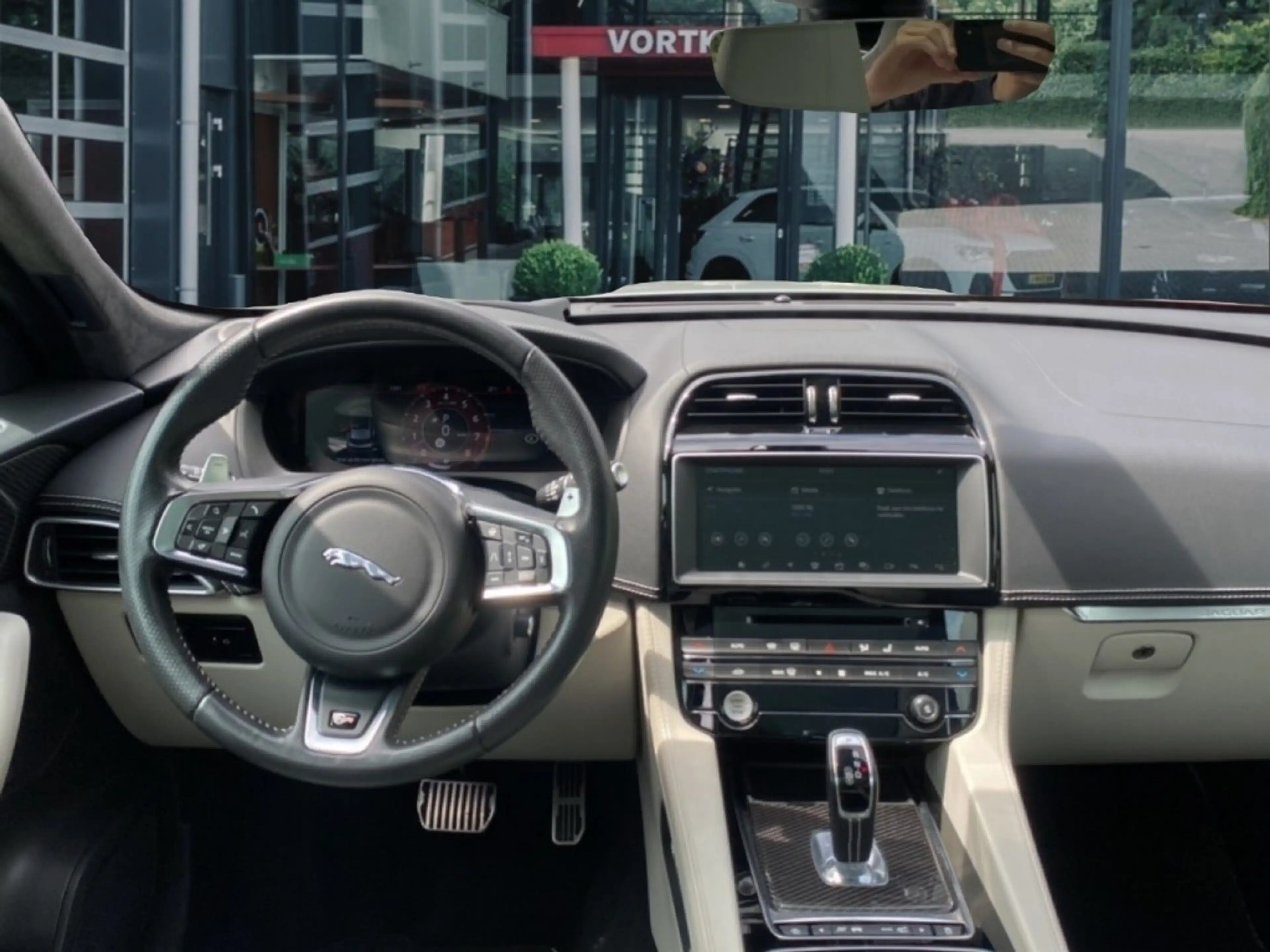 Jaguar F-Pace 5.0 V8 SVR AWD 360-CAM/GLAS-DAK/ELEK-KLEP/MERIDIAN — photo 16