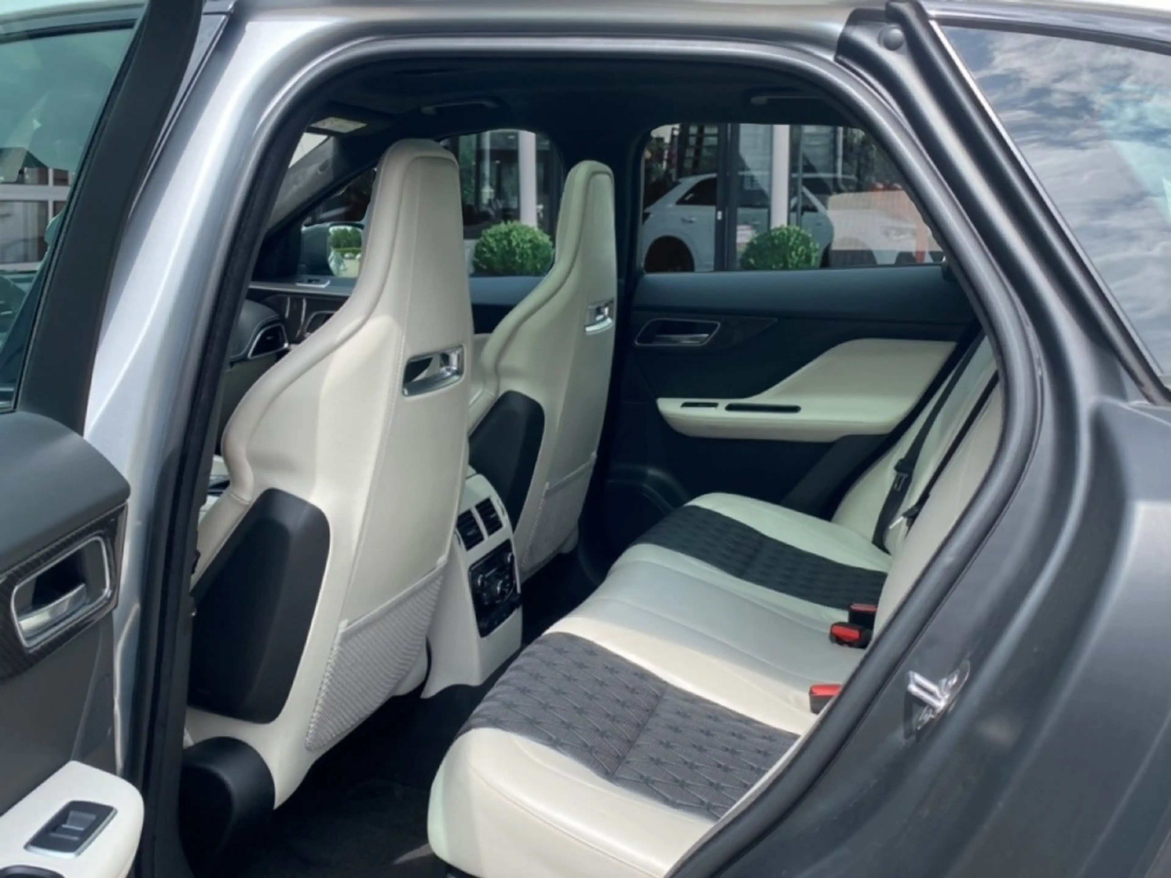 Jaguar F-Pace 5.0 V8 SVR AWD 360-CAM/GLAS-DAK/ELEK-KLEP/MERIDIAN — photo 14
