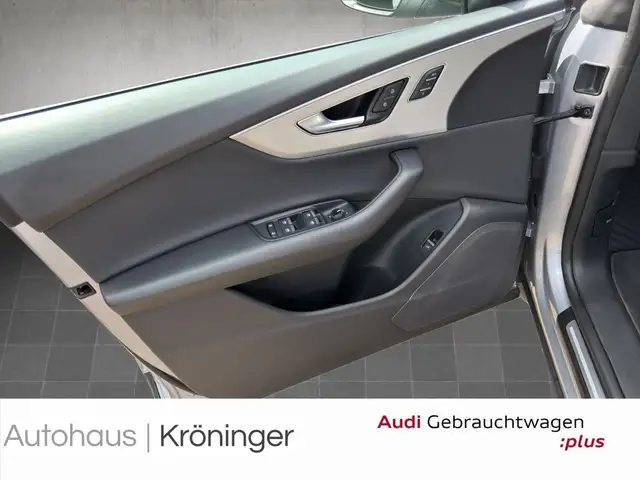 Audi Q8 view 8