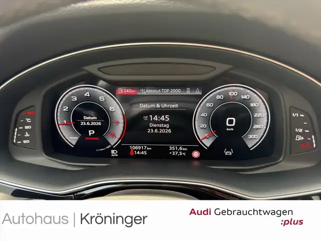 Audi Q8 view 12