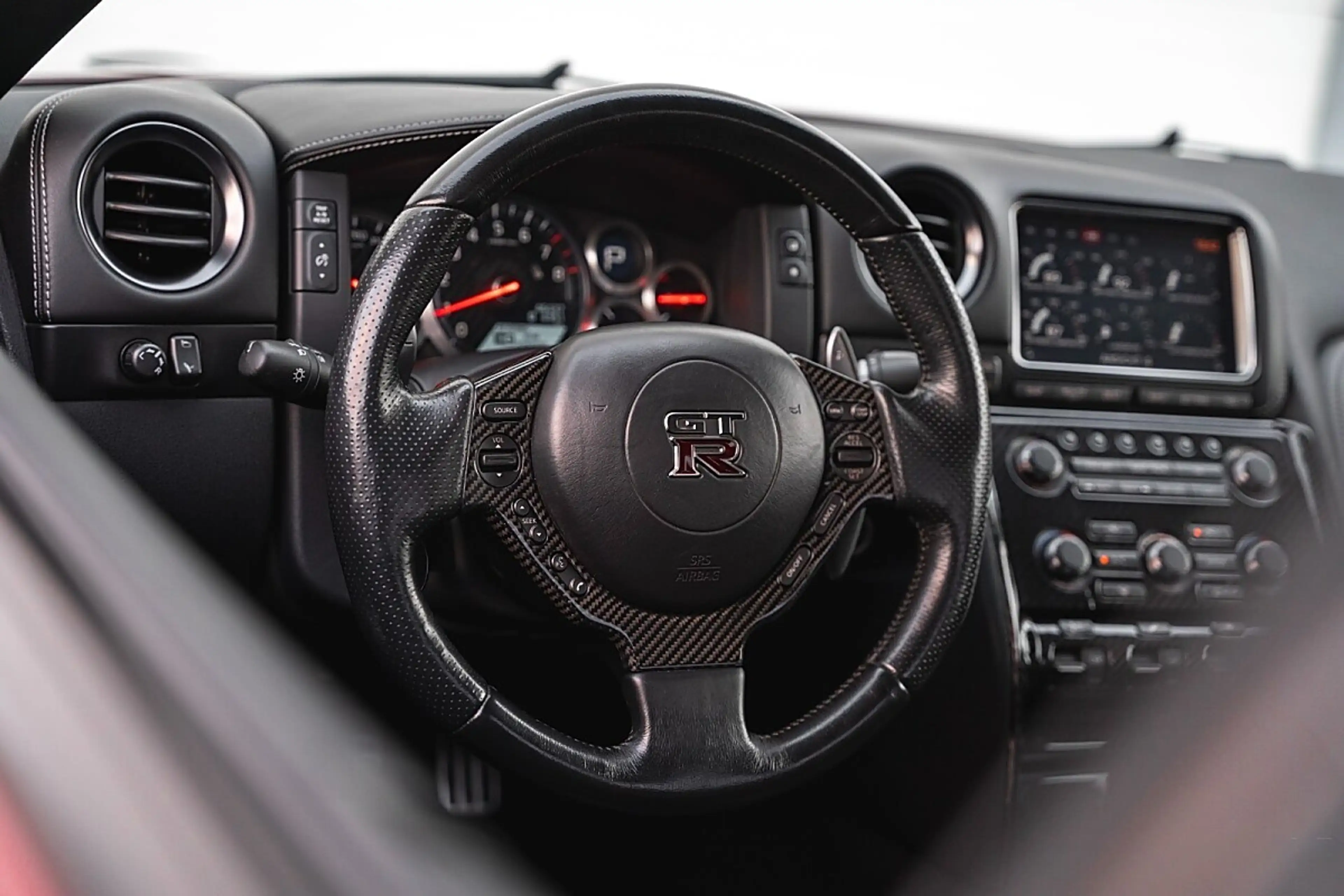 Nissan GT-R — photo 15