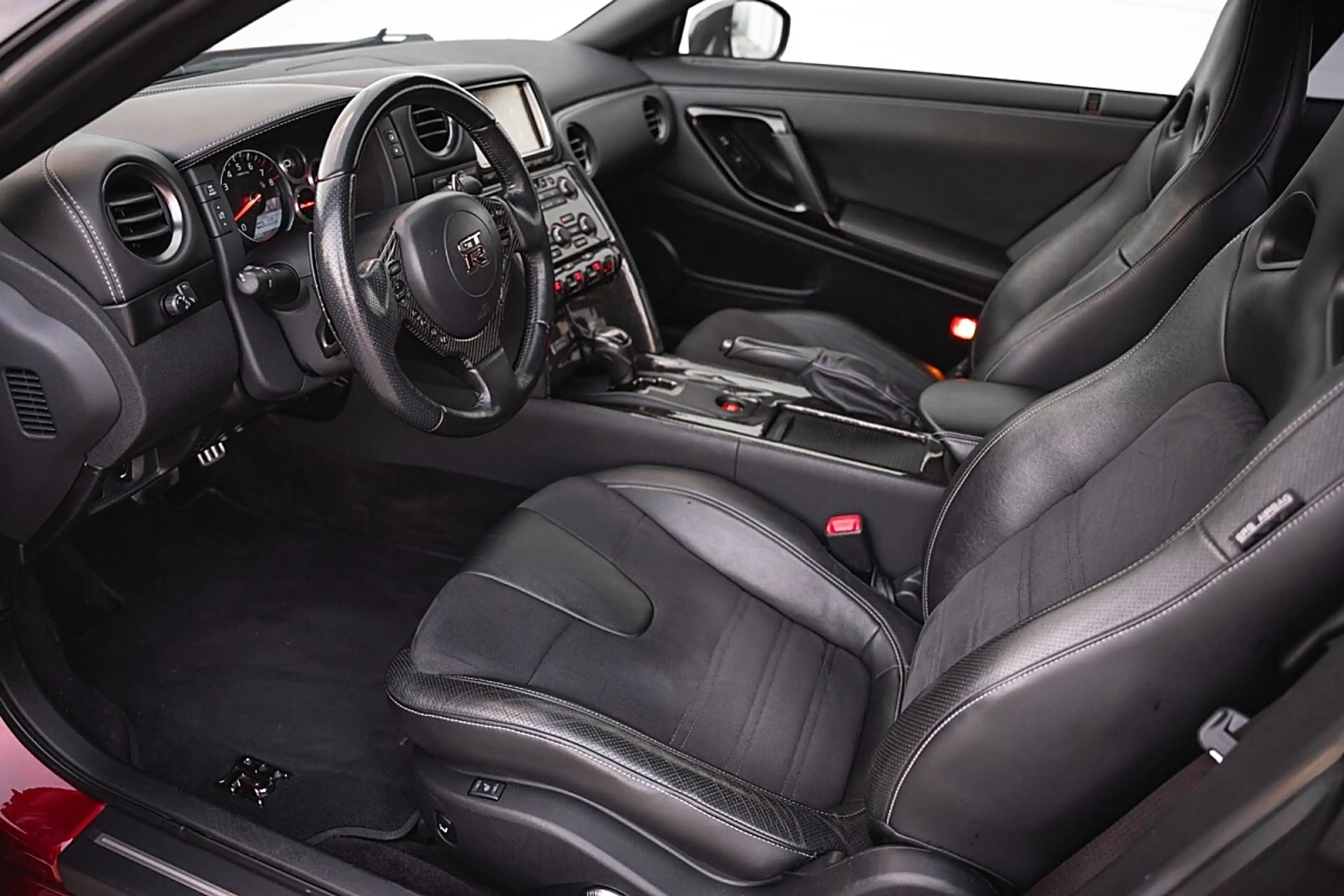 Nissan GT-R — photo 10