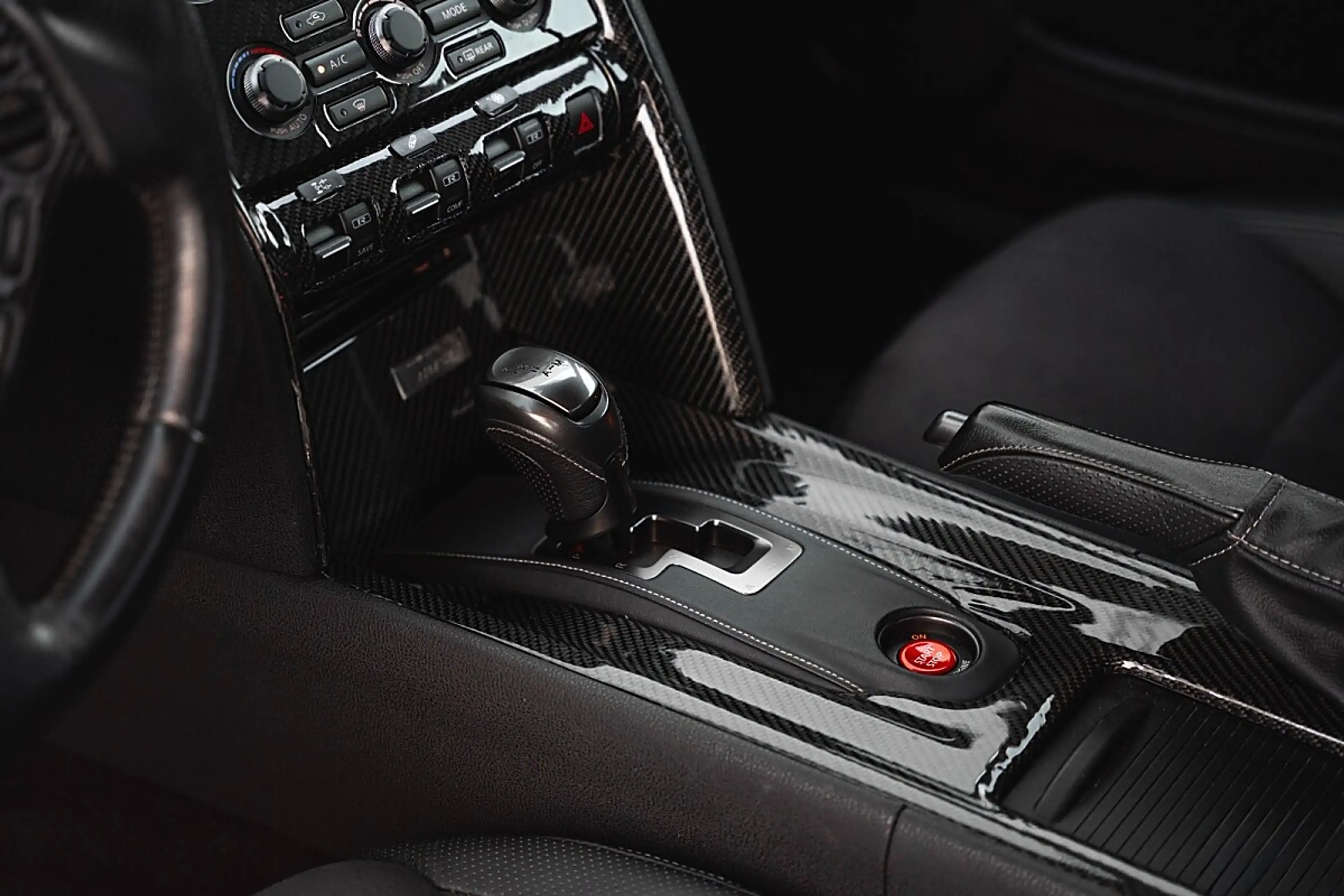 Nissan GT-R — photo 13