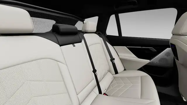 BMW 5 Series view 10