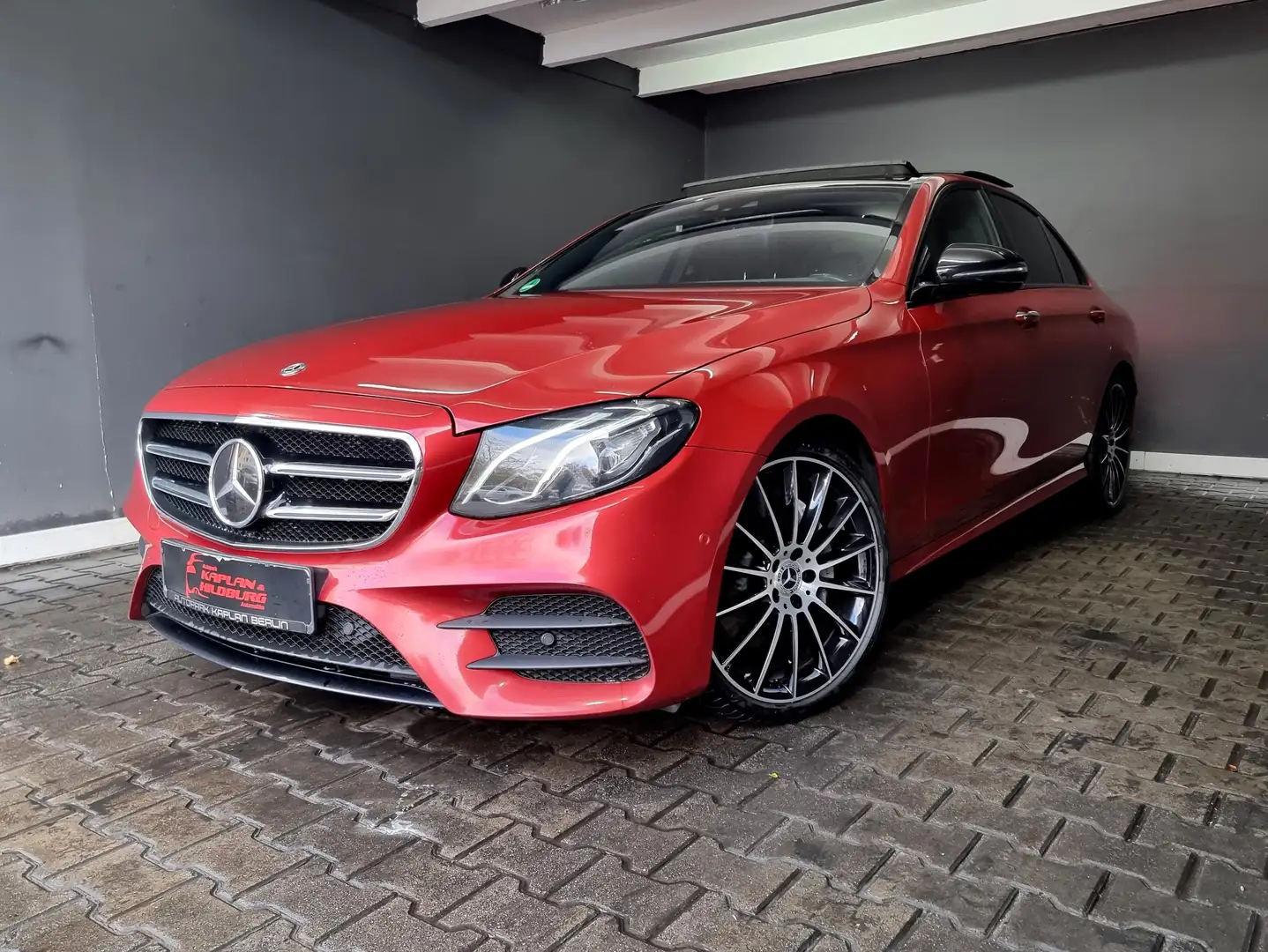 Mercedes-Benz E 200 d AMG LINE, PANORAMA, LED, R-KAM, DISTRONIC Rot - 1