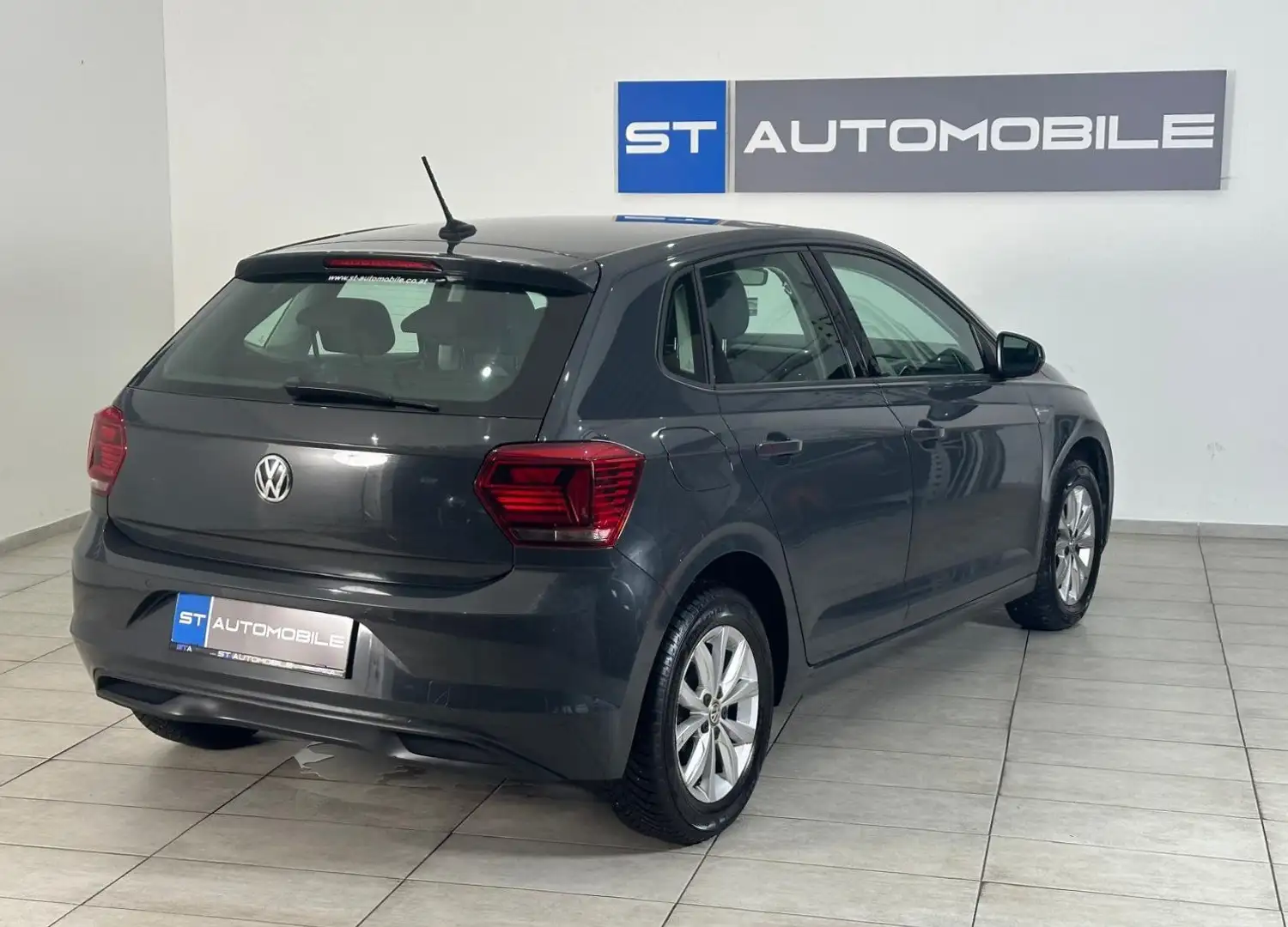 Volkswagen Polo 1,6 Highline // NAVI // SITZHEIZUNG // Gris - 2