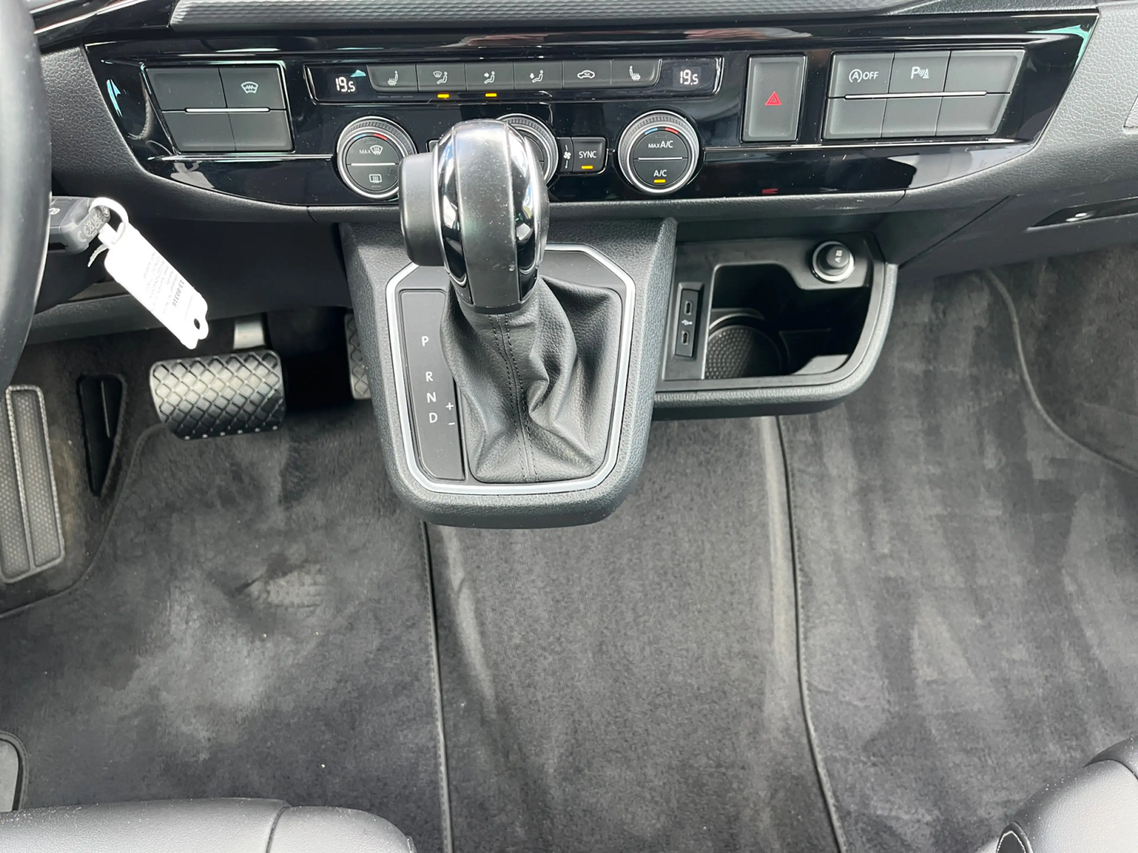 Volkswagen T6.1 Multivan 2.0 TDI Auto Generation Six LED AH — photo 8