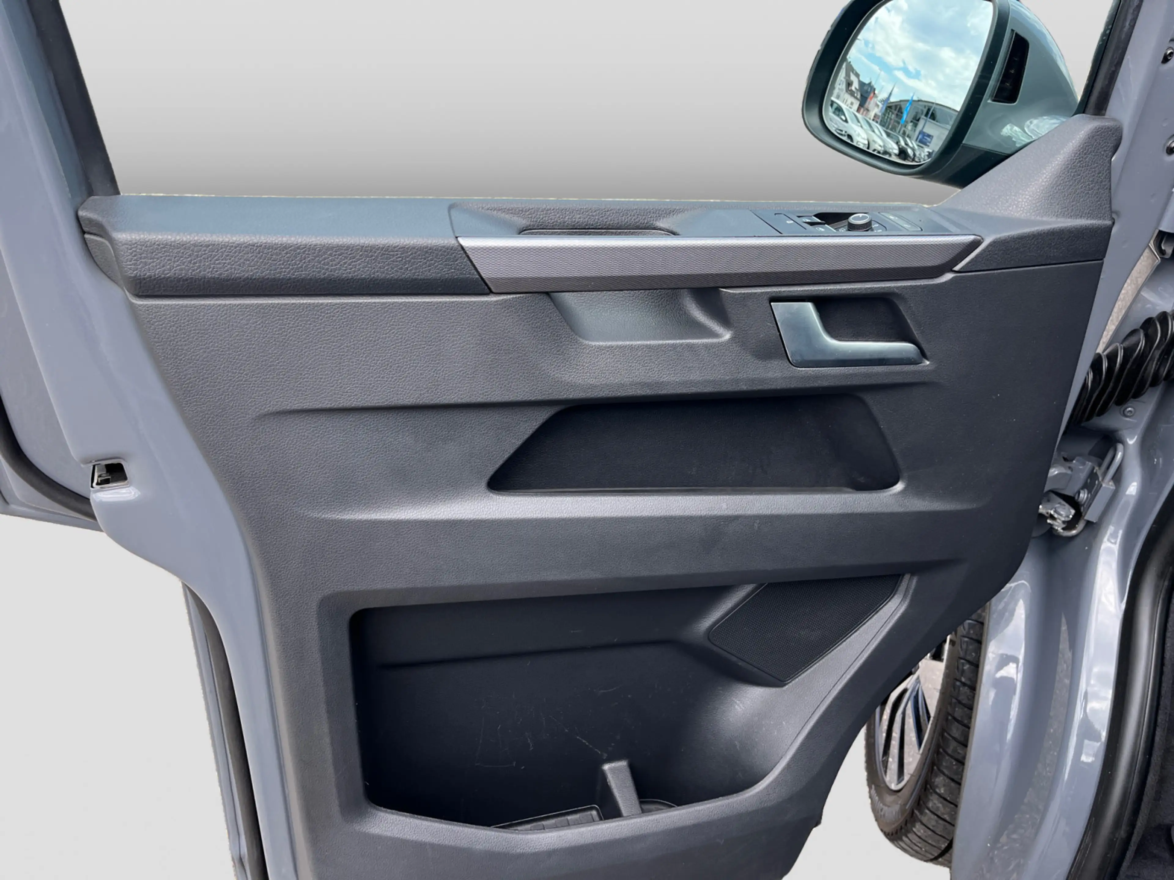 Volkswagen T6.1 Multivan 2.0 TDI Auto Generation Six LED AH — photo 14
