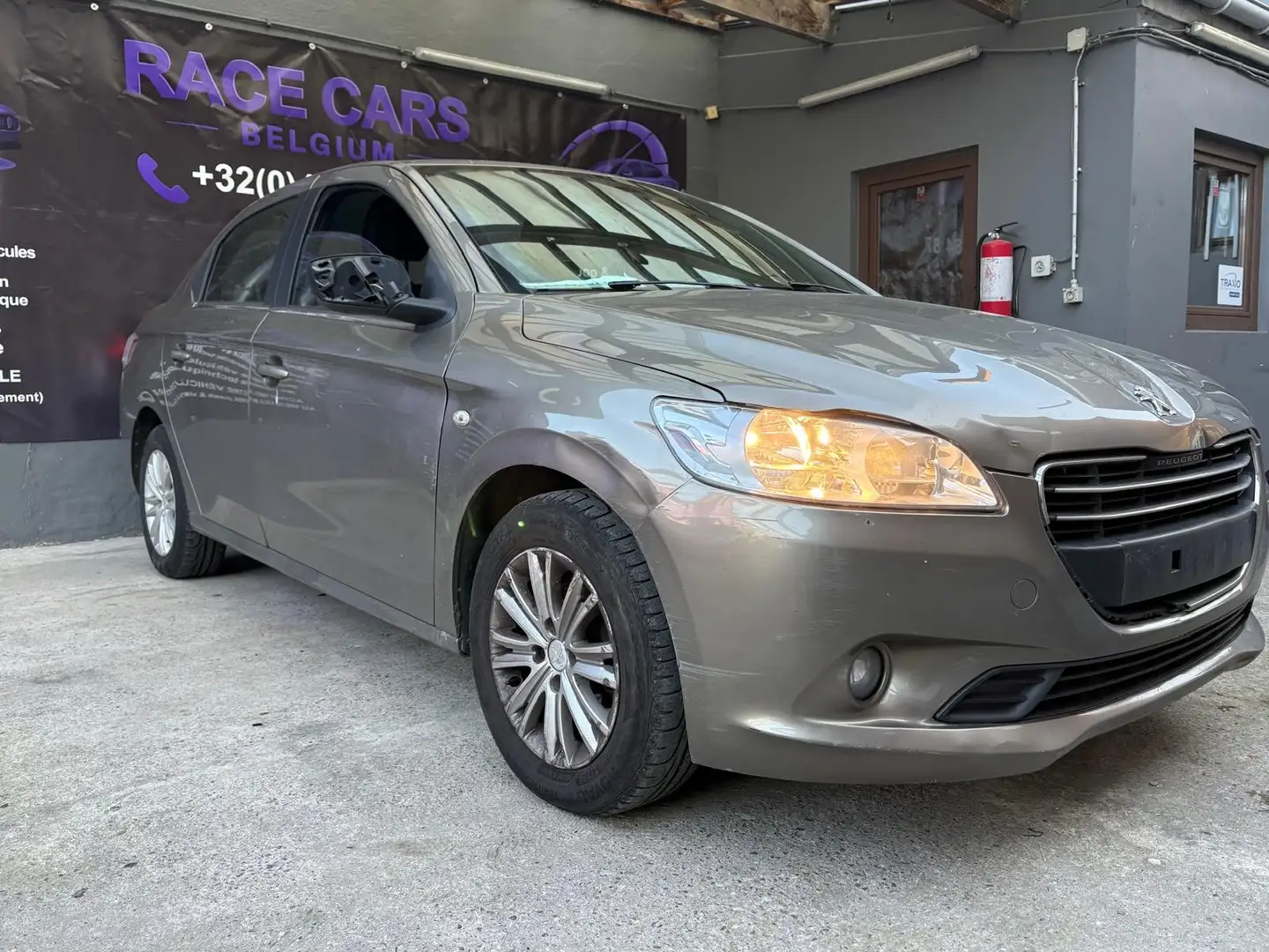 Peugeot 301 1.6 essence euro5 moteur chaine Tel 0493944356 Grau - 1