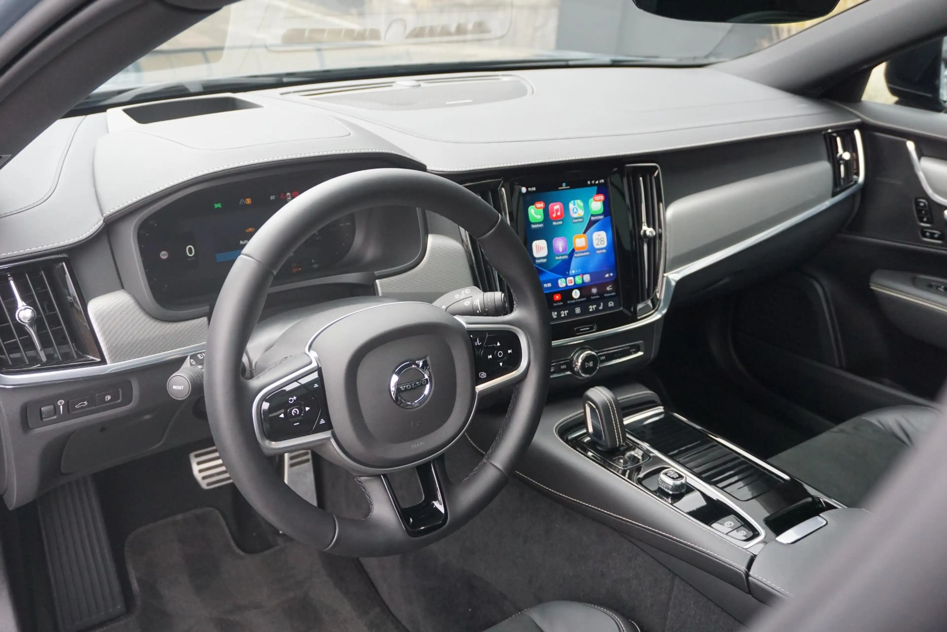 Volvo V90 2.0 T6 AWD R-Design | Ultra Dark | Pano | trekhaak — photo 4